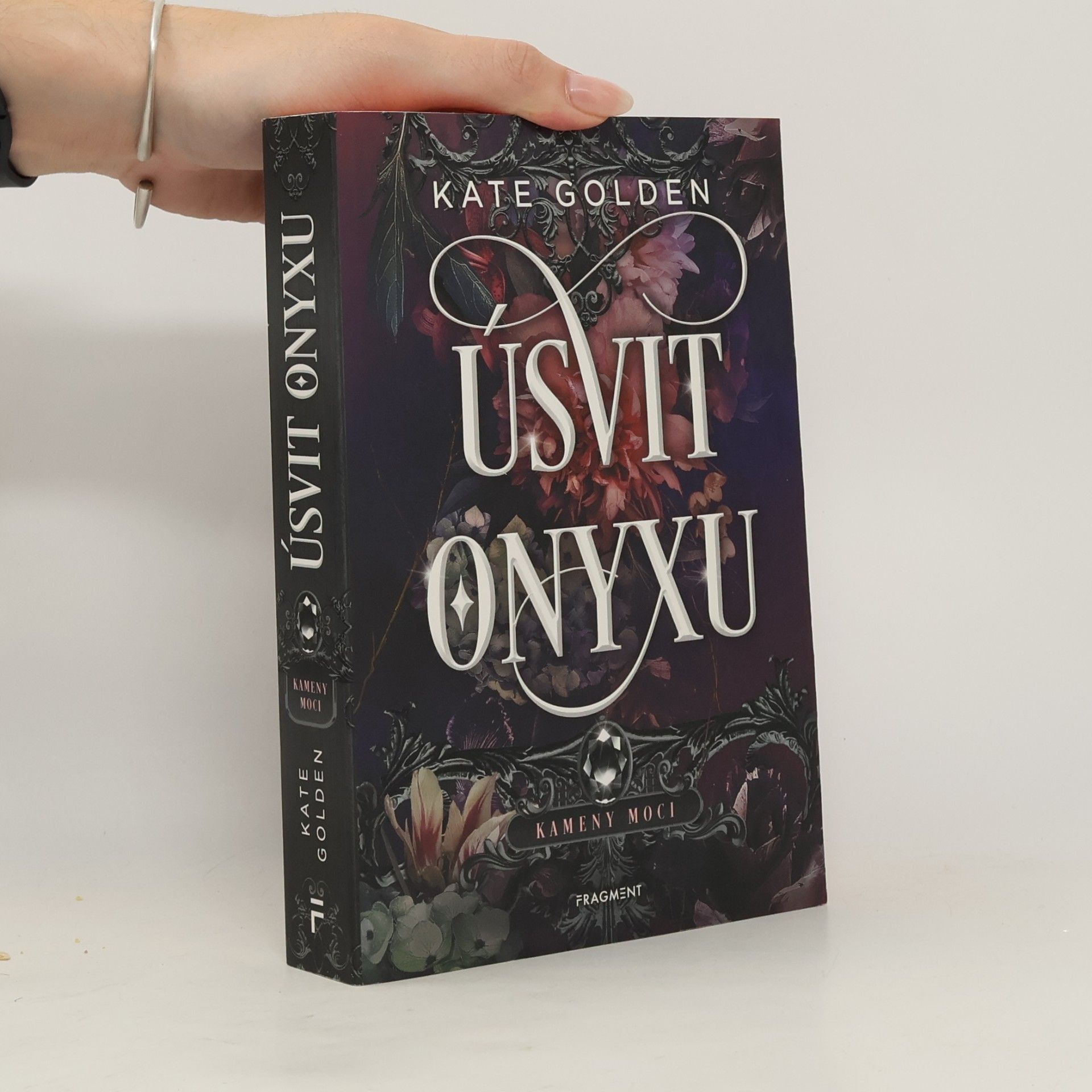 Kate Golden Kameny moci. Úsvit Onyxu