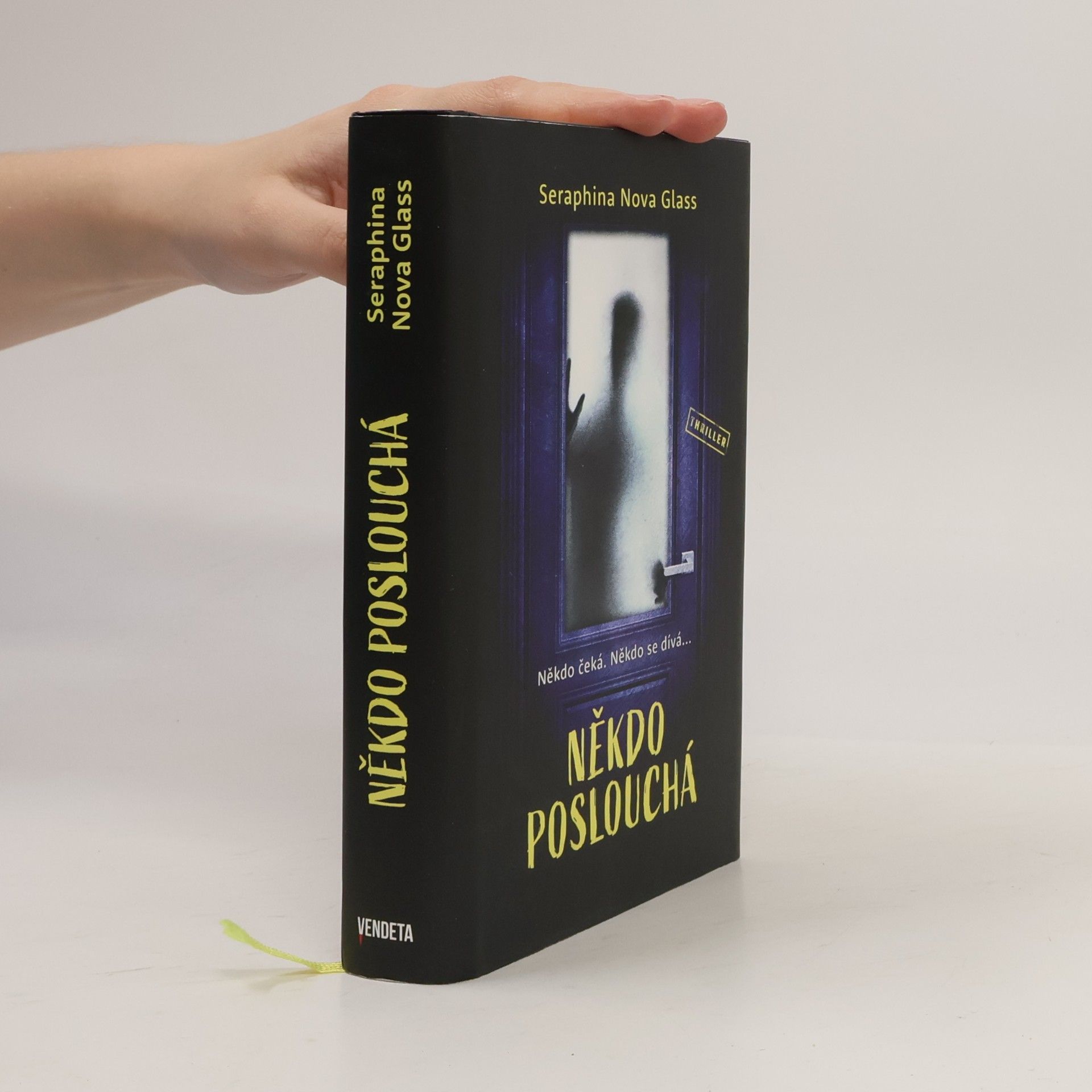 Seraphina Nova Glass Někdo poslouchá