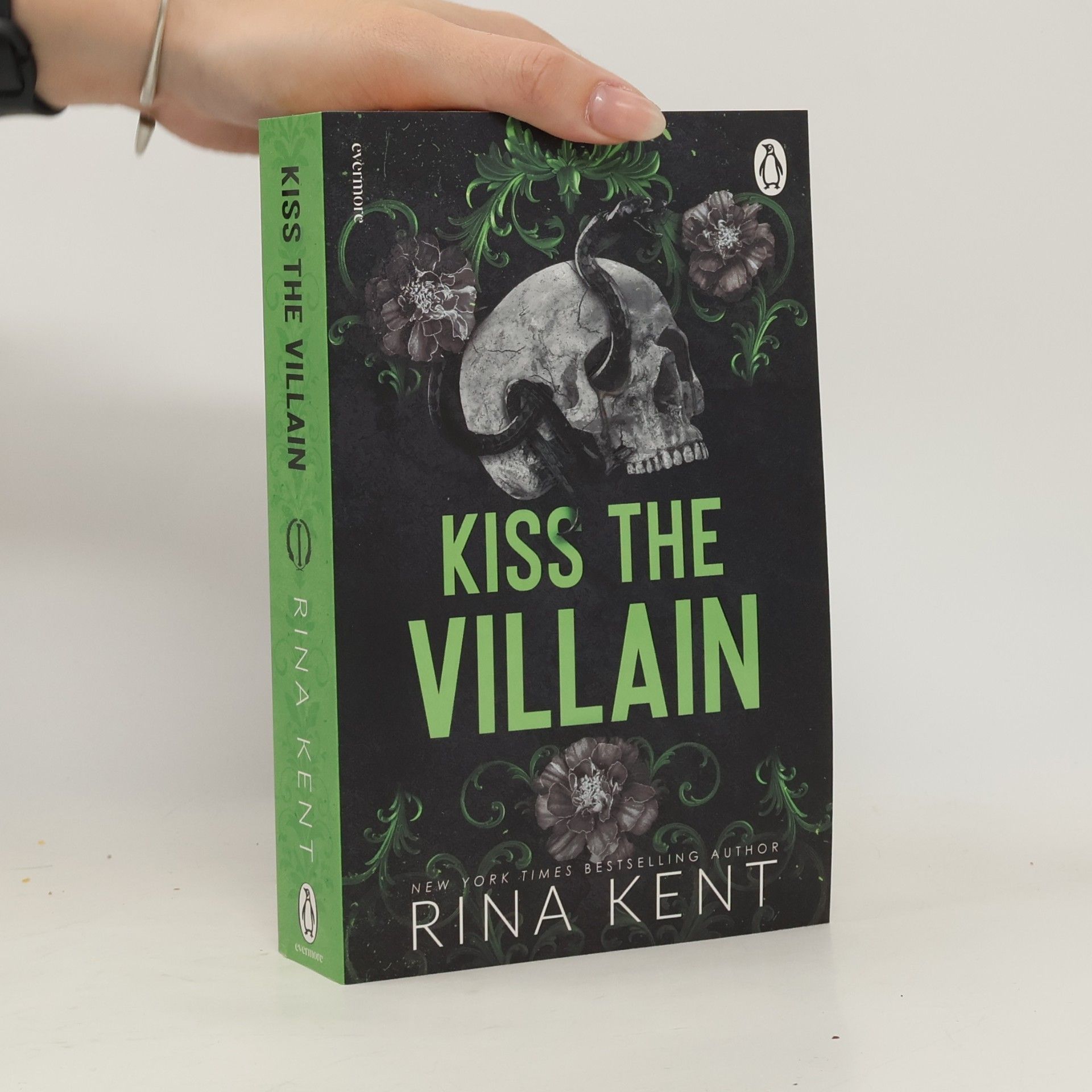 Rina Kent Kiss the Villain