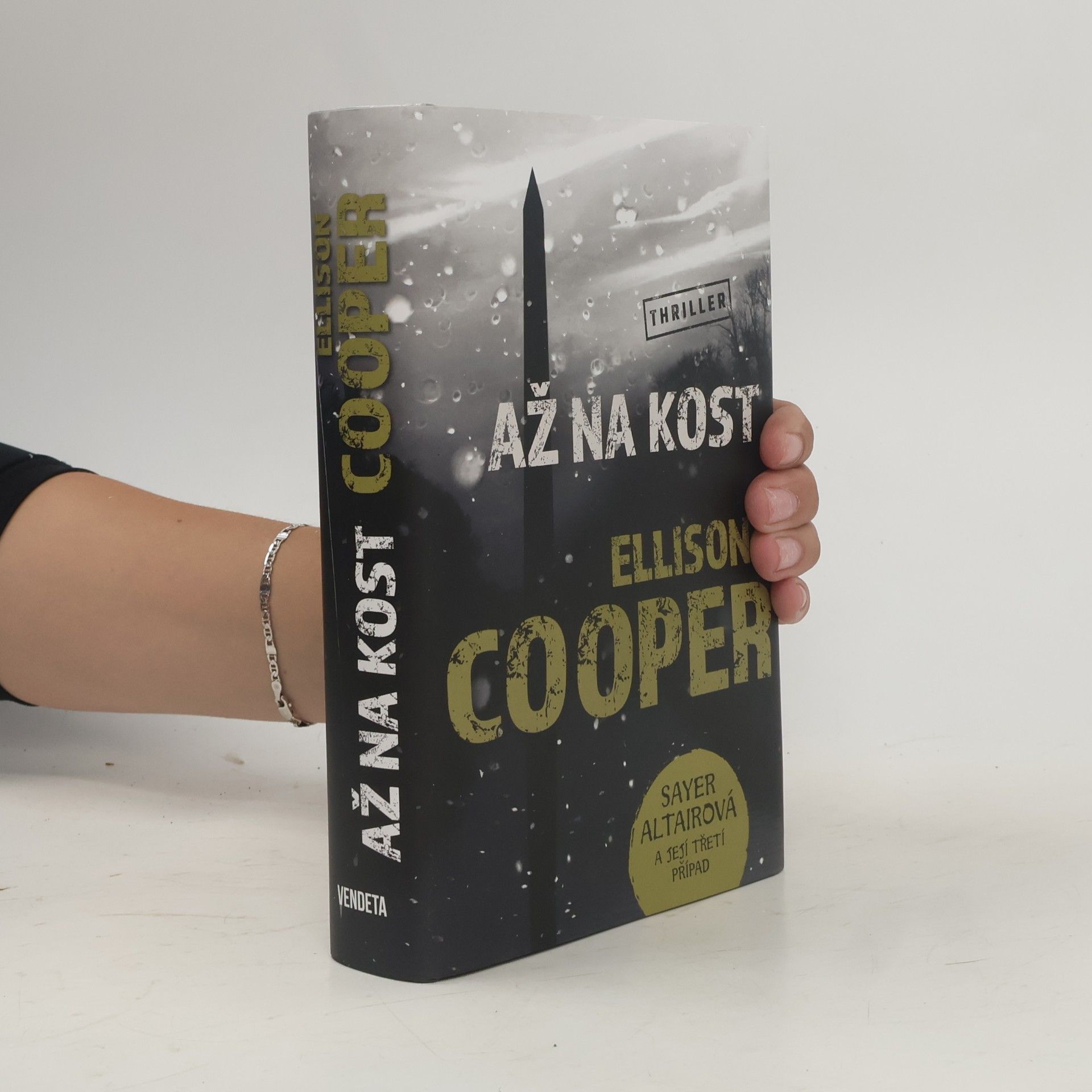 Ellison Cooper Až na kost