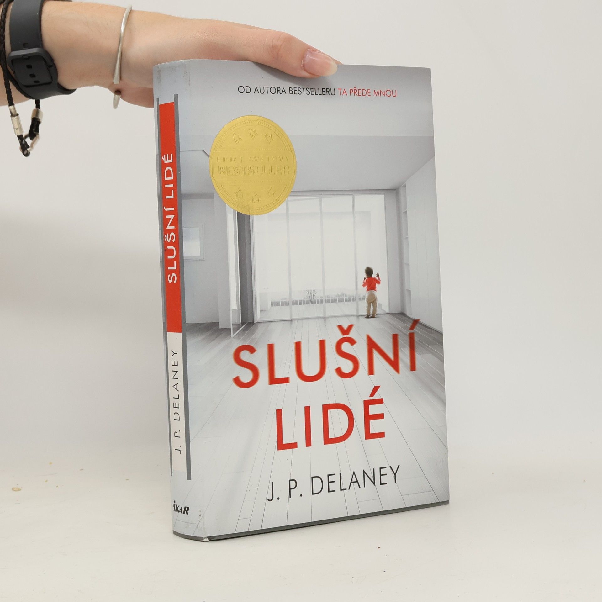 J. P. Delaney Slušní lidé