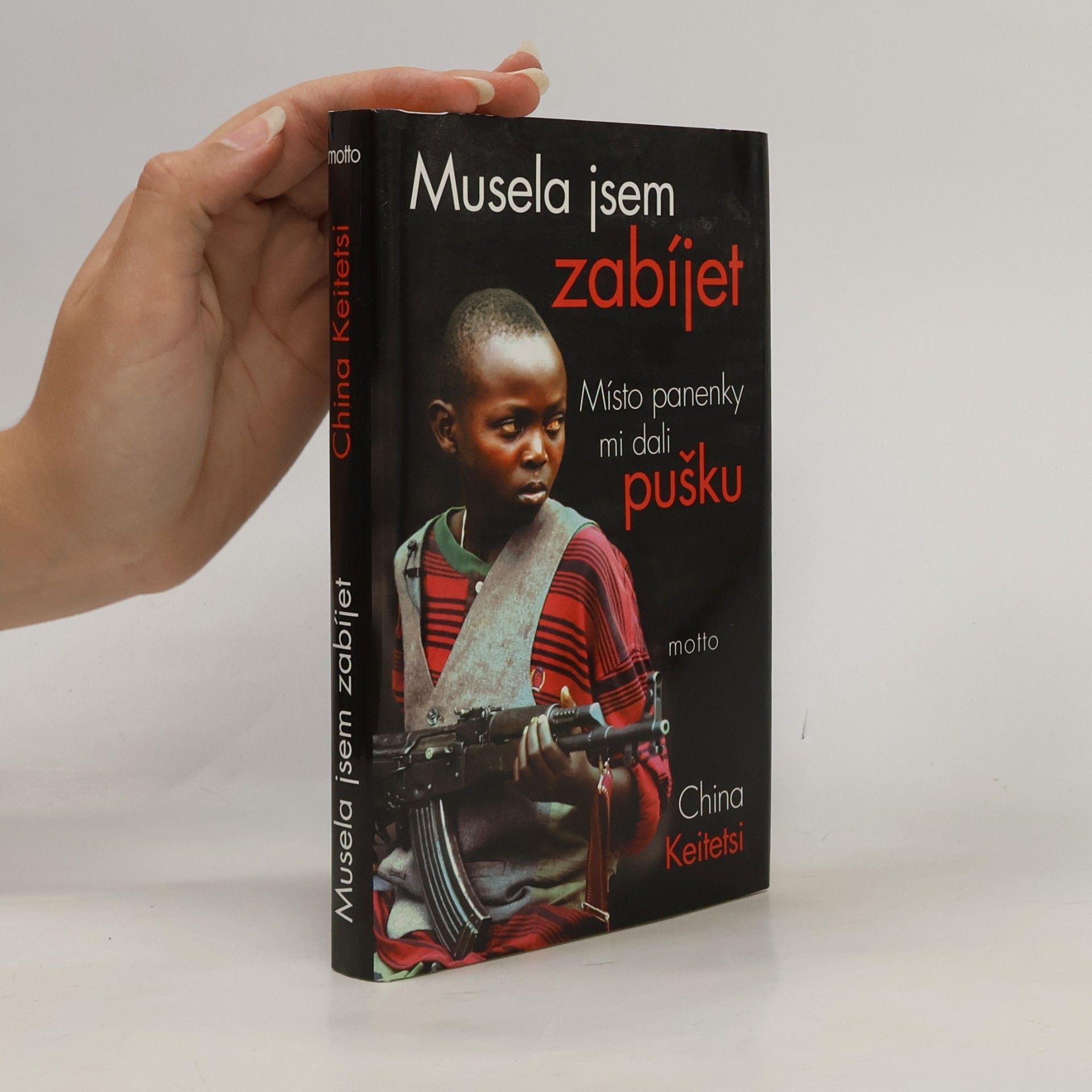 China Keitetsi Musela jsem zabíjet: Místo panenky mi dali pušku