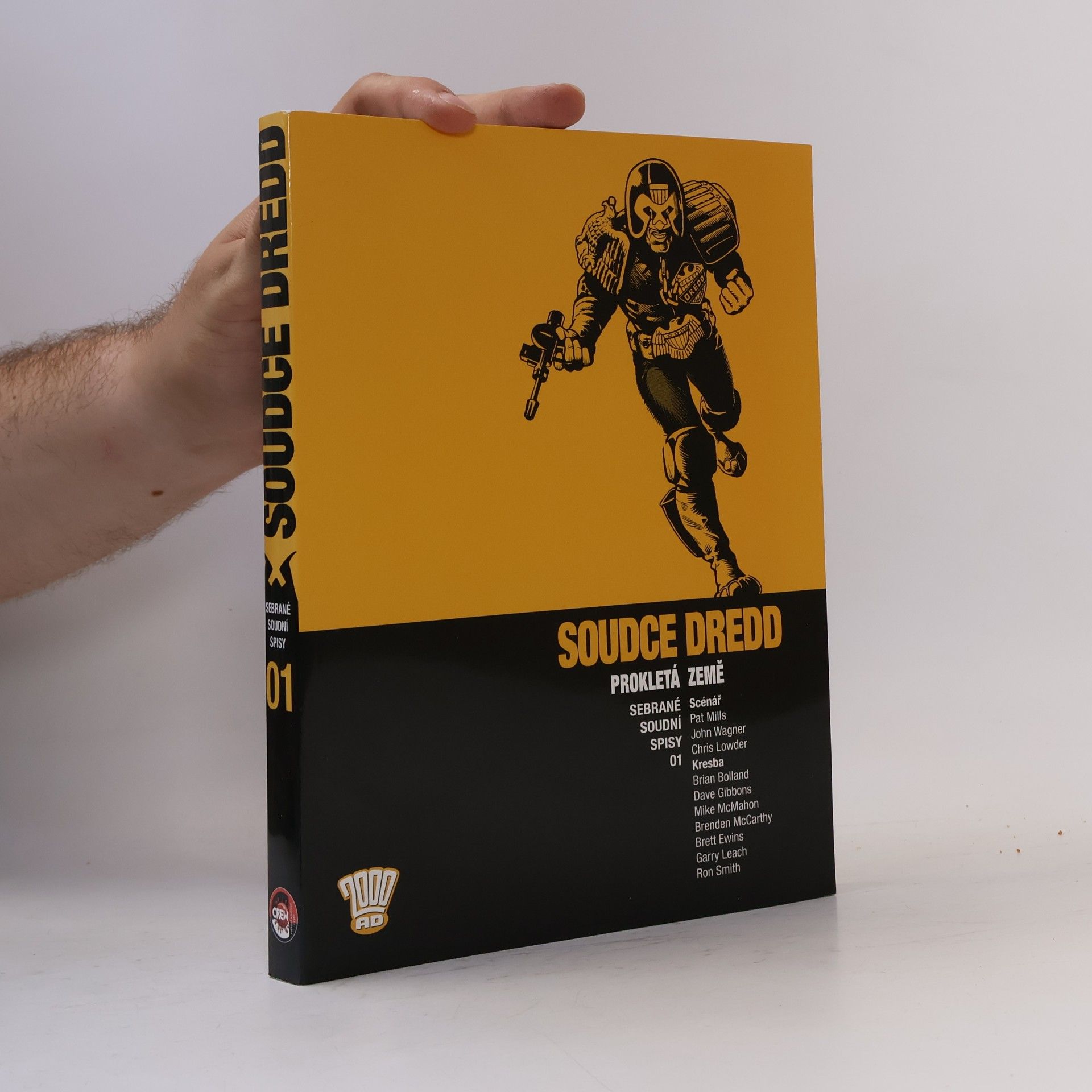 Soudce Dredd: Sebrané soudní spisy 01 - Prokletá země