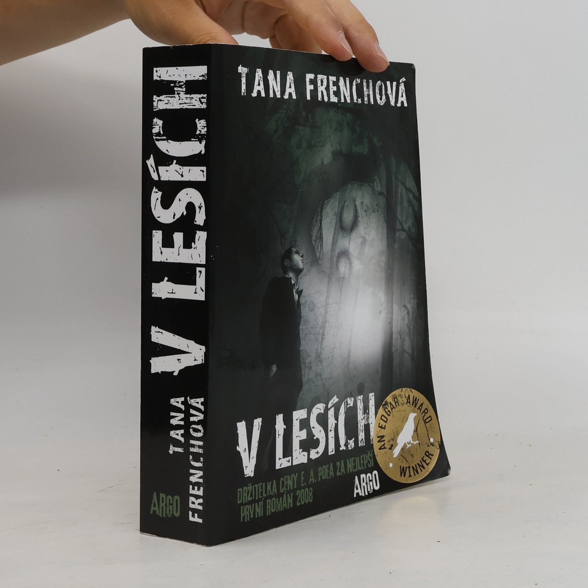 Tana French V lesích