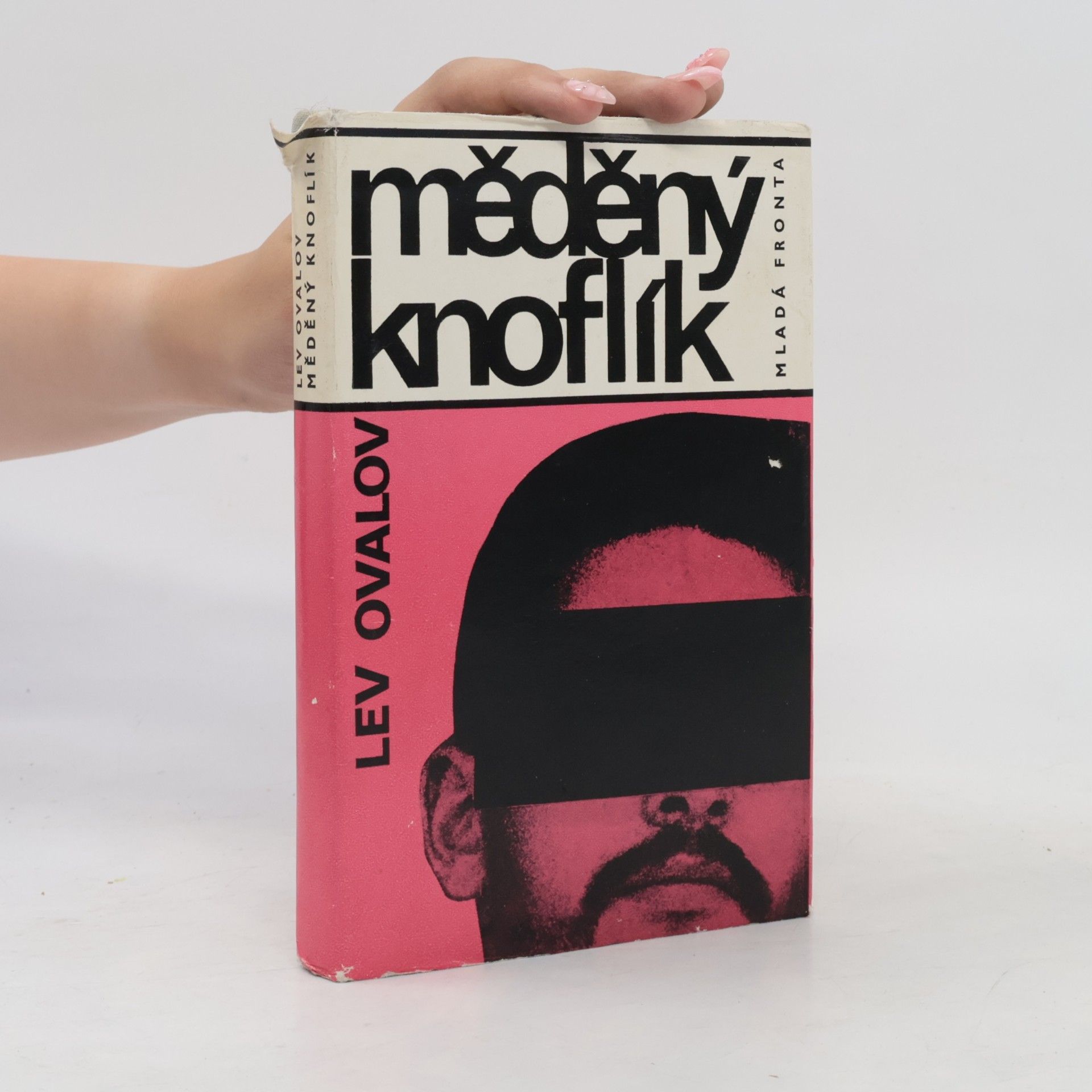 Měděný knoflík