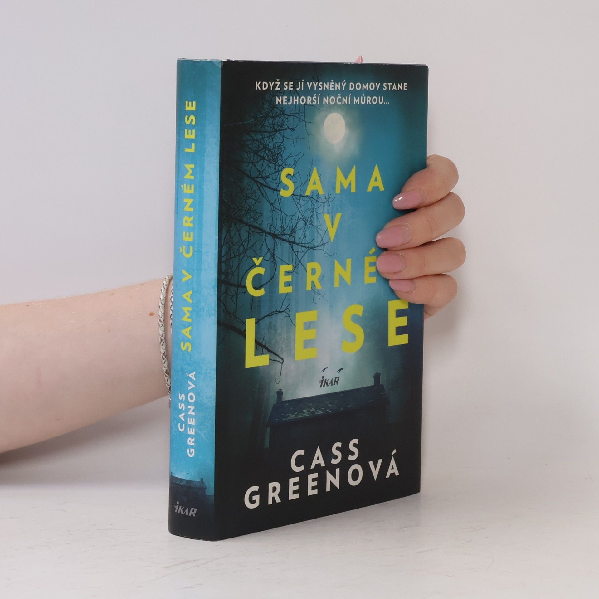 Sama v černém lese