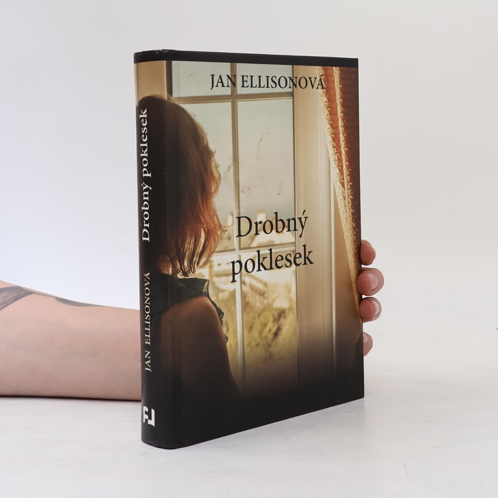 Jan Ellison Drobný poklesek