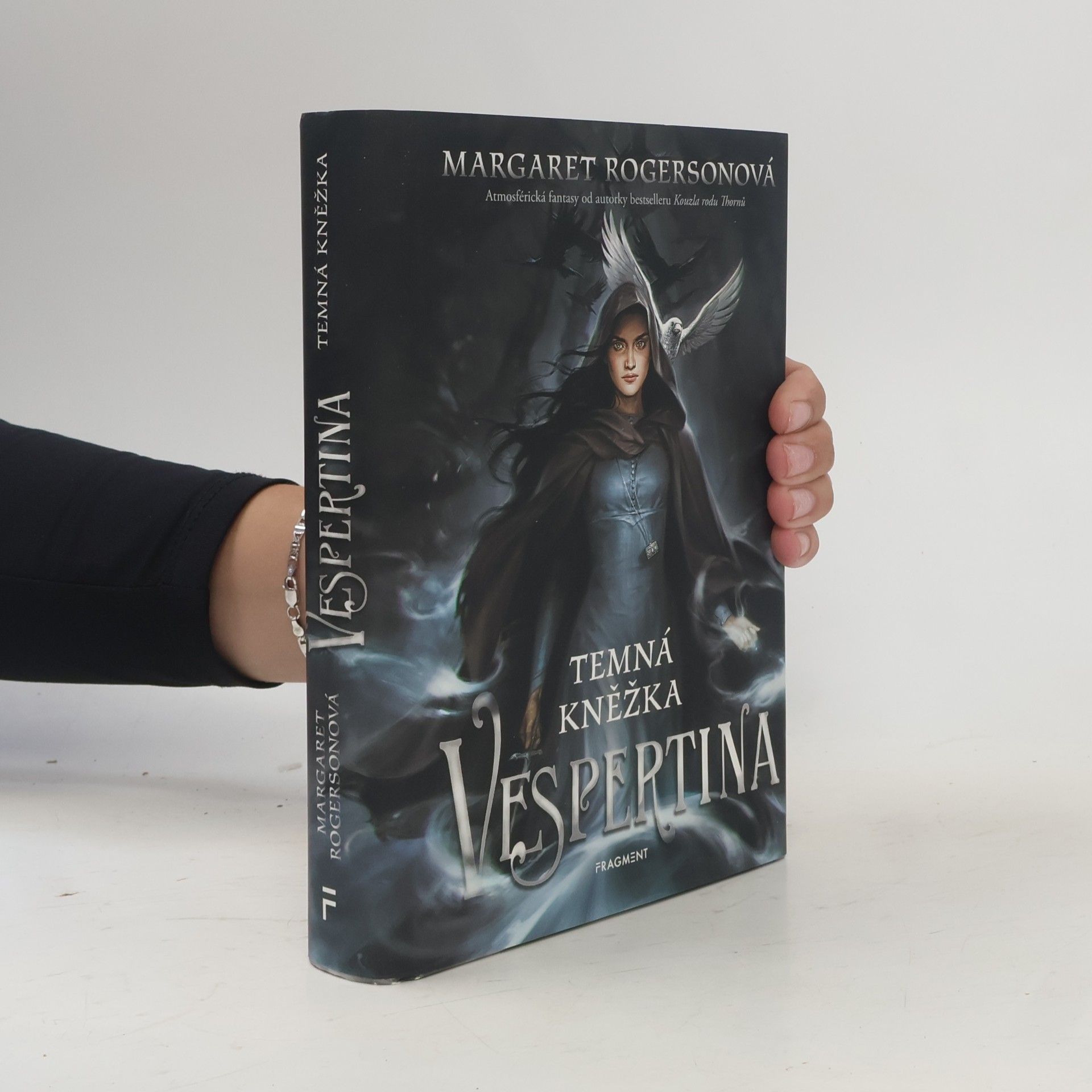 Margaret Rogerson Vespertina. Temná kněžka