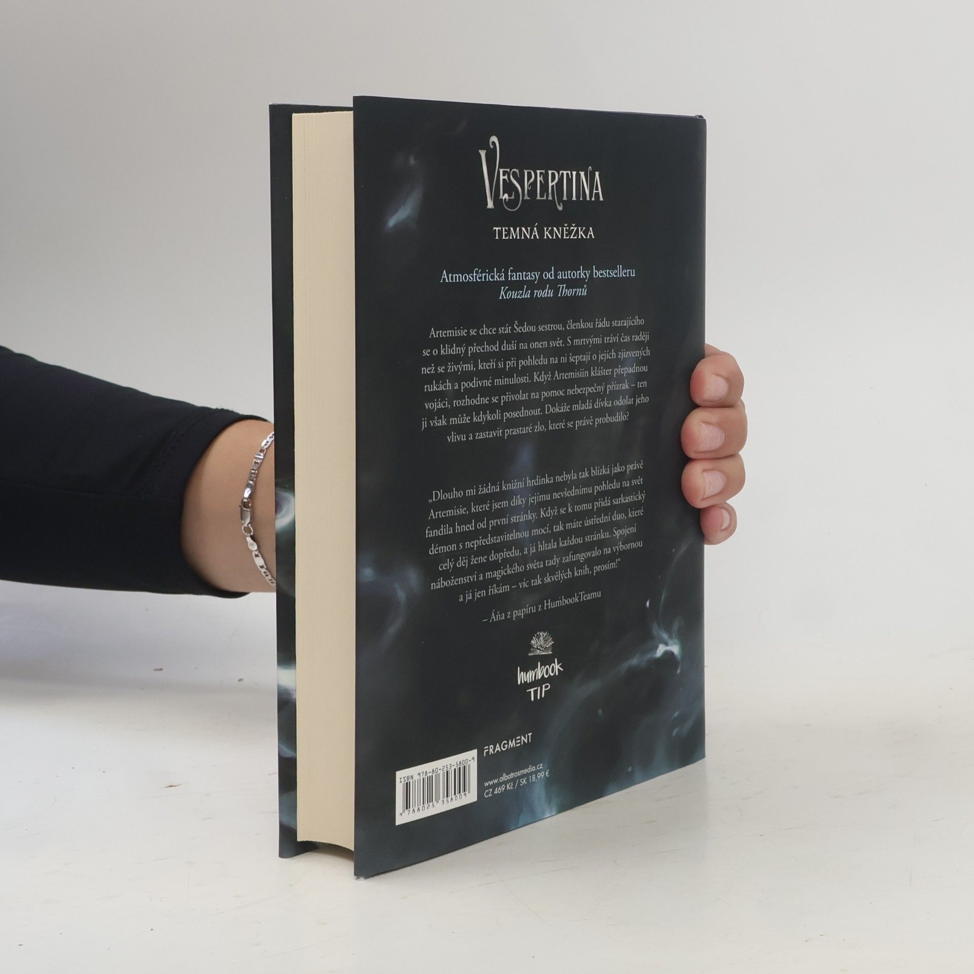 Margaret Rogerson Vespertina. Temná kněžka