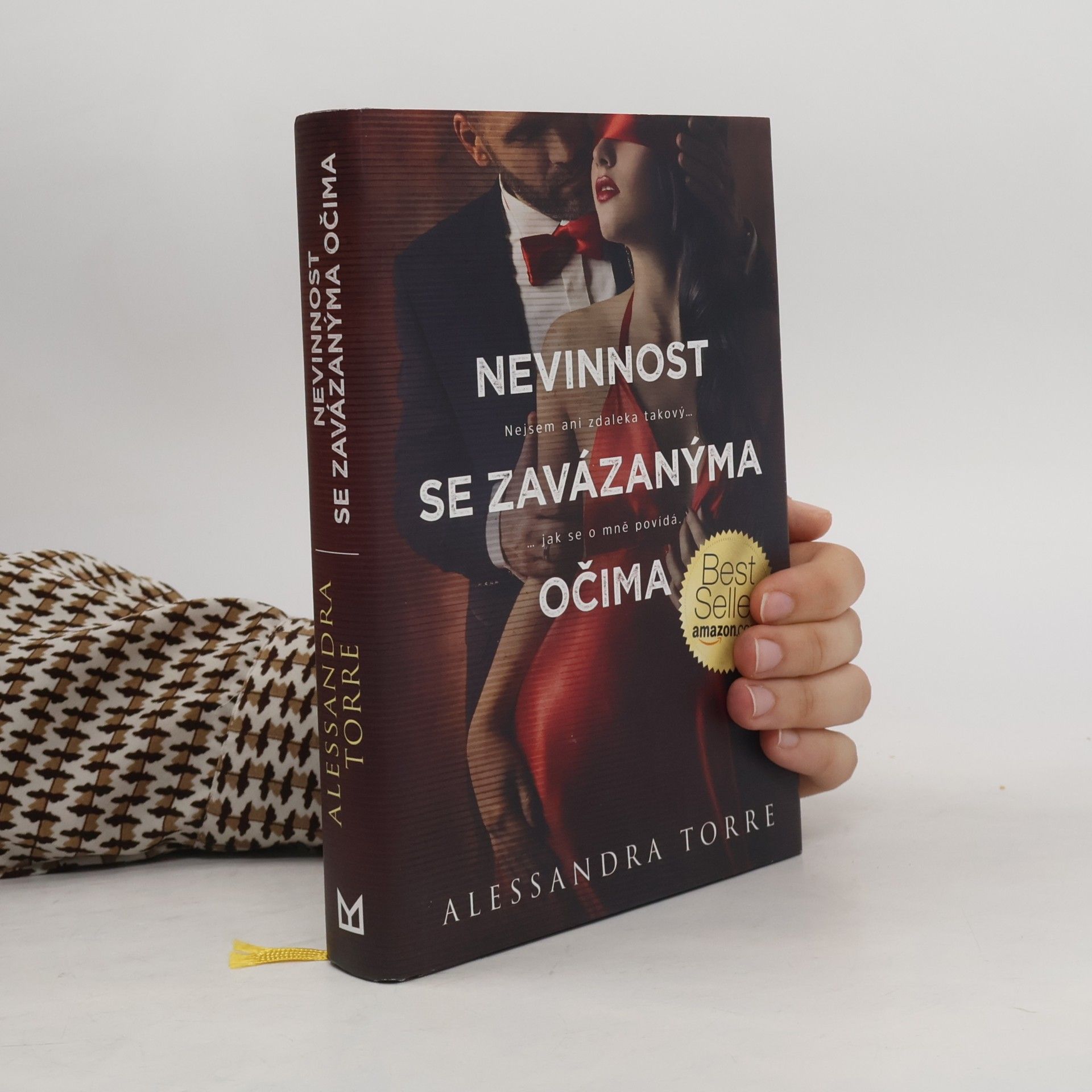 Alessandra Torre Nevinnost se závazanýma očima