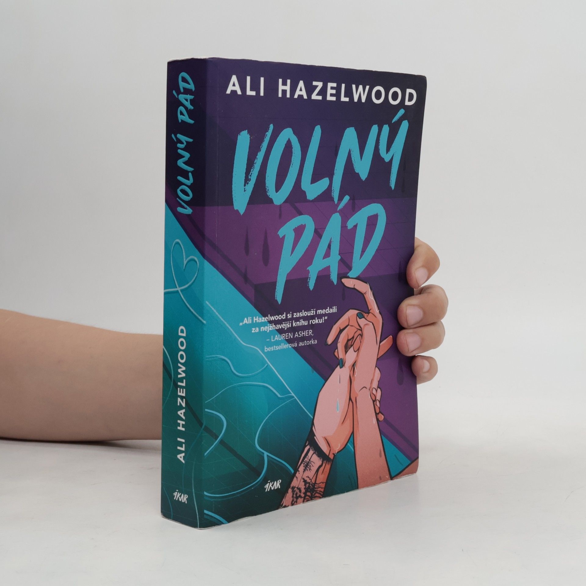 Ali Hazelwood Volný pád