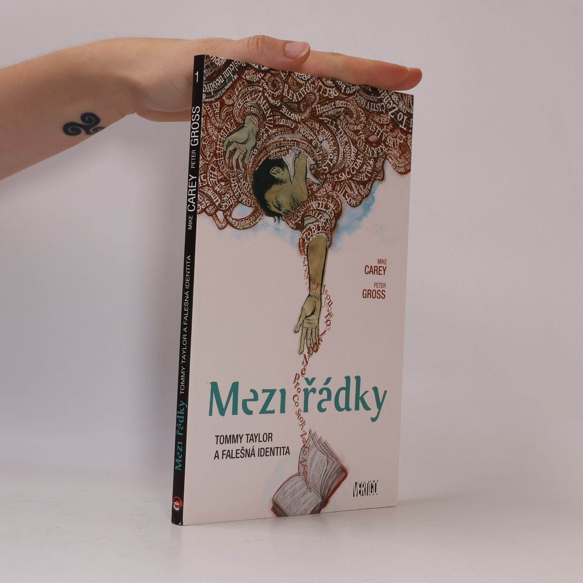 M. R. Carey Mezi řádky. Tommy Taylor a falešná identita