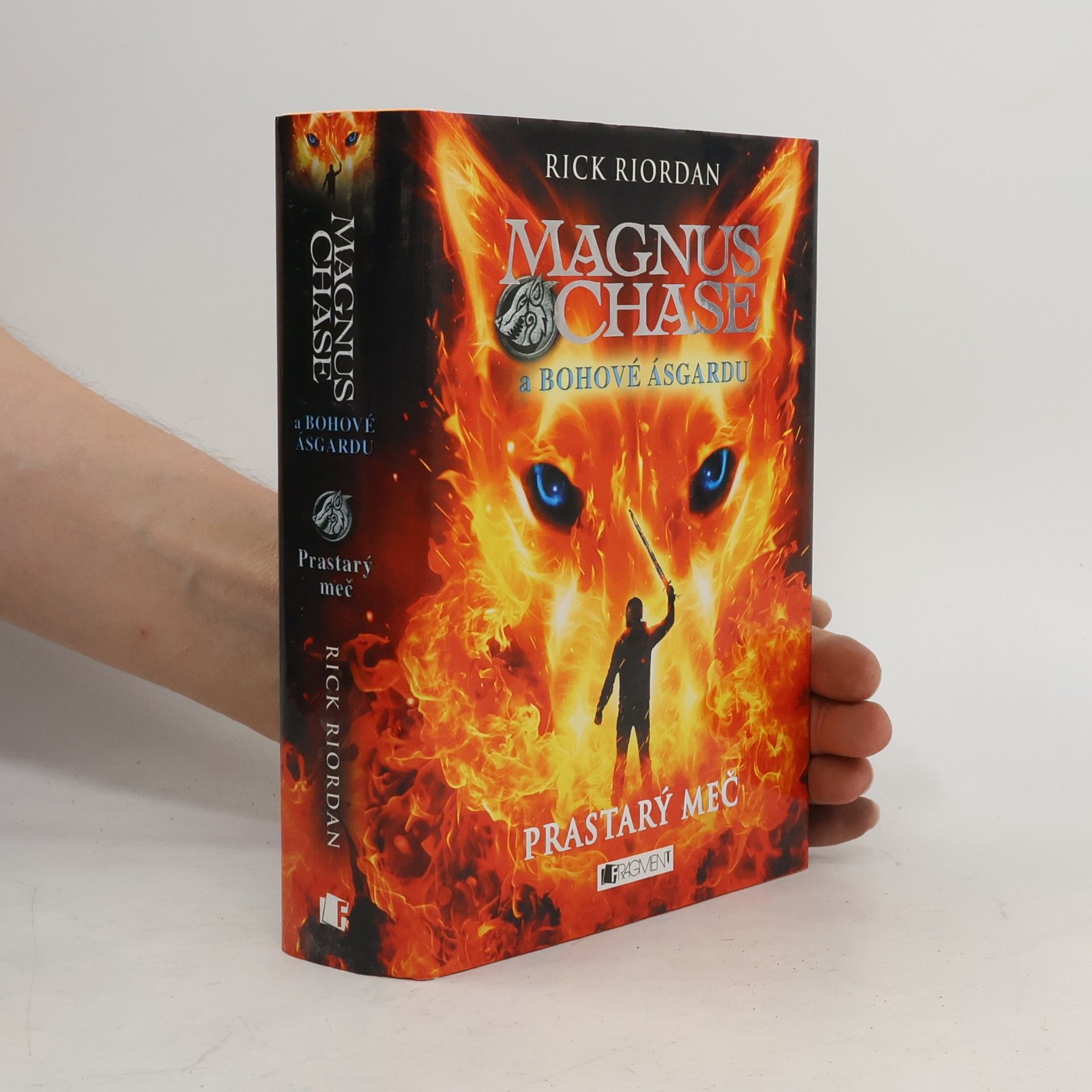 Rick Riordan Magnus Chase a bohové Ásgardu. Prastarý meč