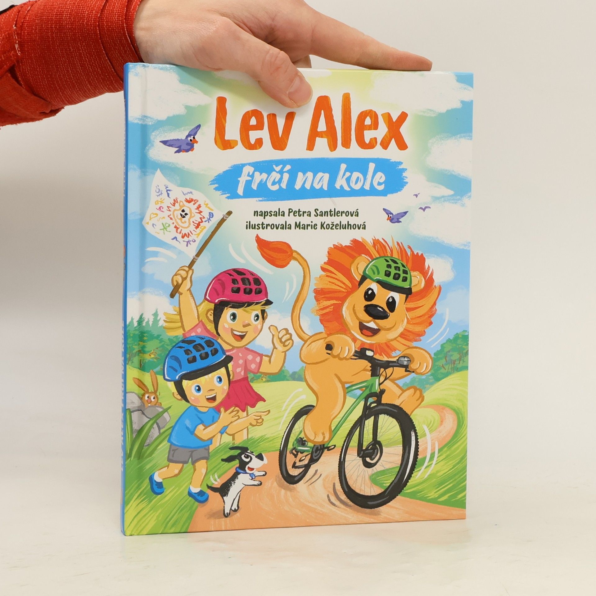 Lev Alex frčí na kole