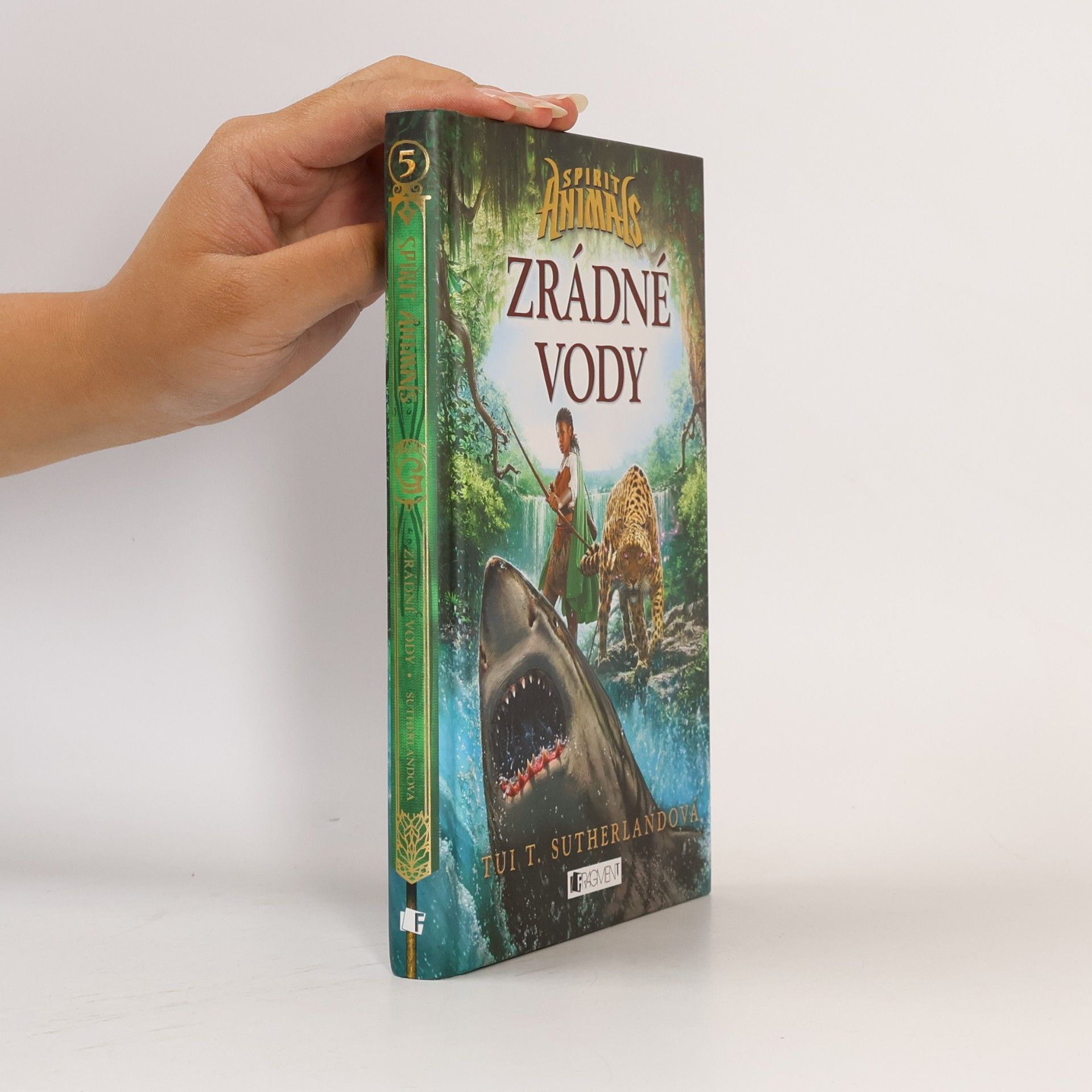 Tui T. Sutherland Zrádné vody