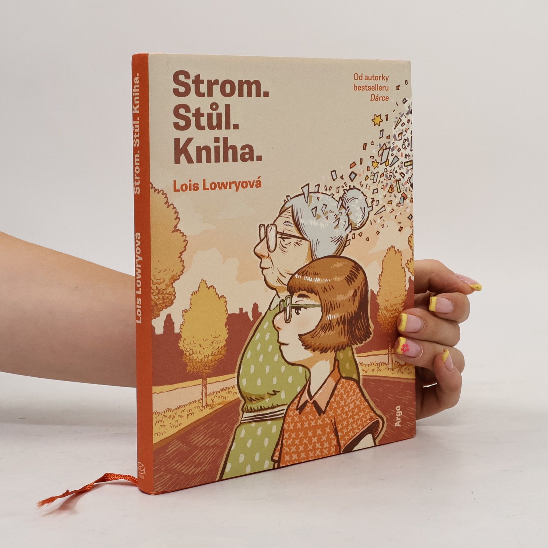 Lois Lowry Strom. Stůl. Kniha.
