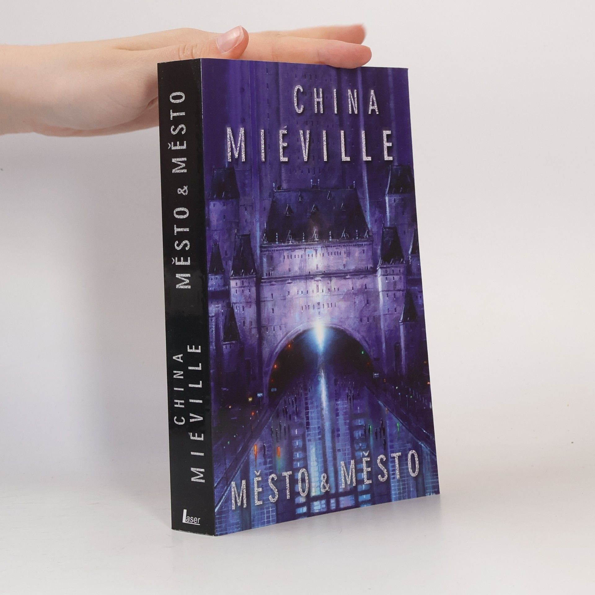 China Miéville Město & město
