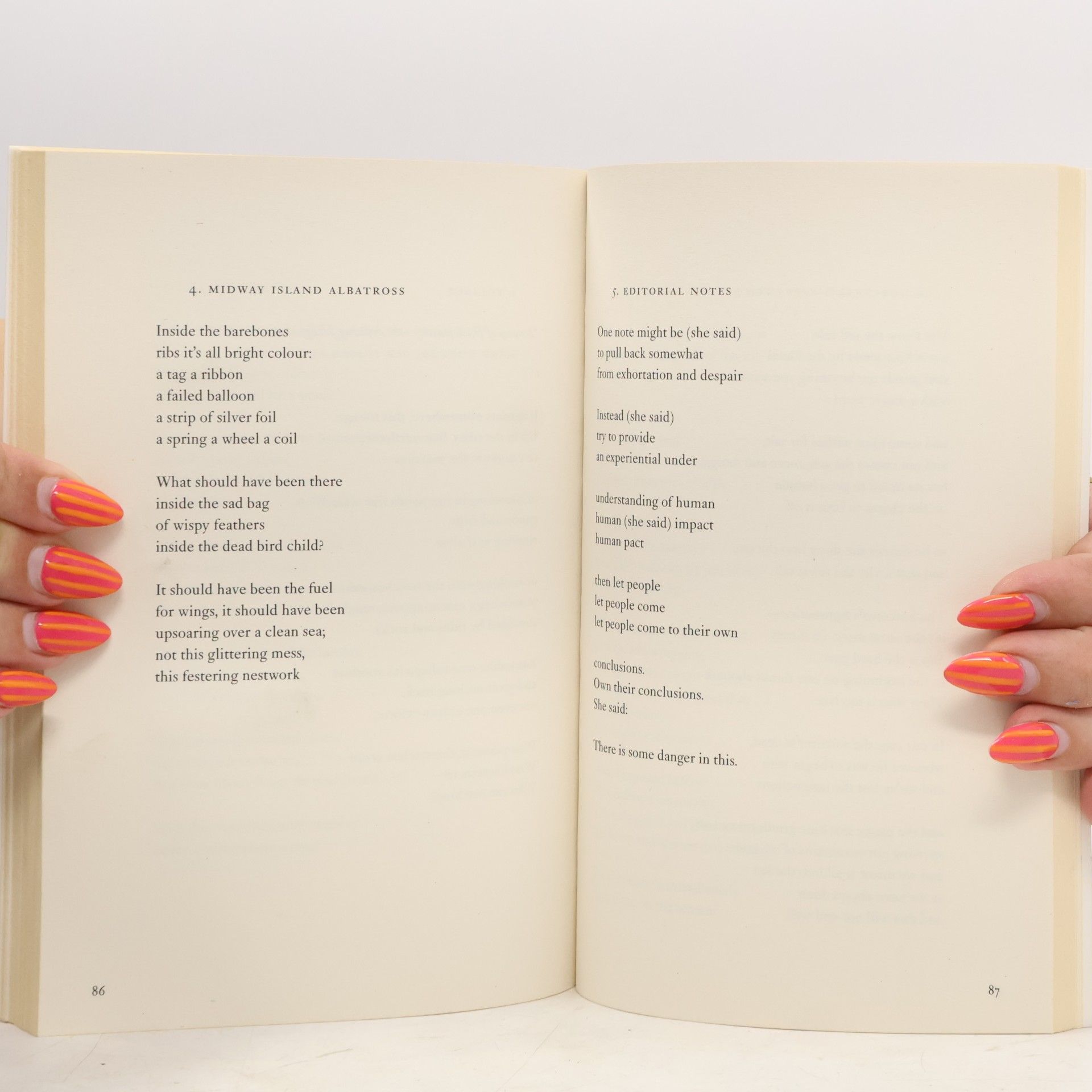Margaret Atwood Dearly : poems