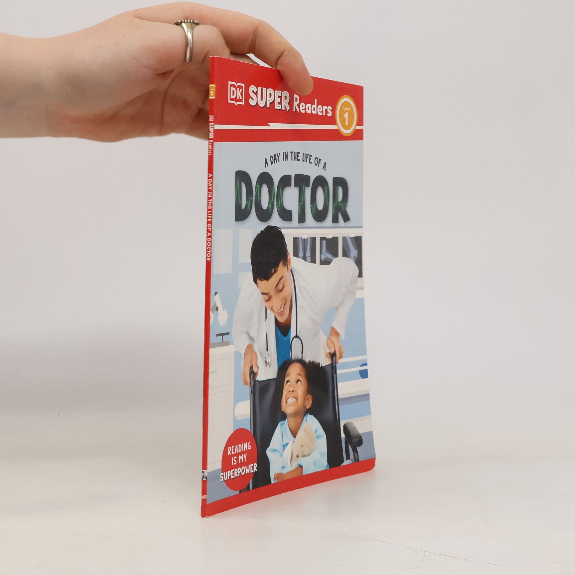 Various authors DK Super Readers - 1: A Day in the Life of a Doctor