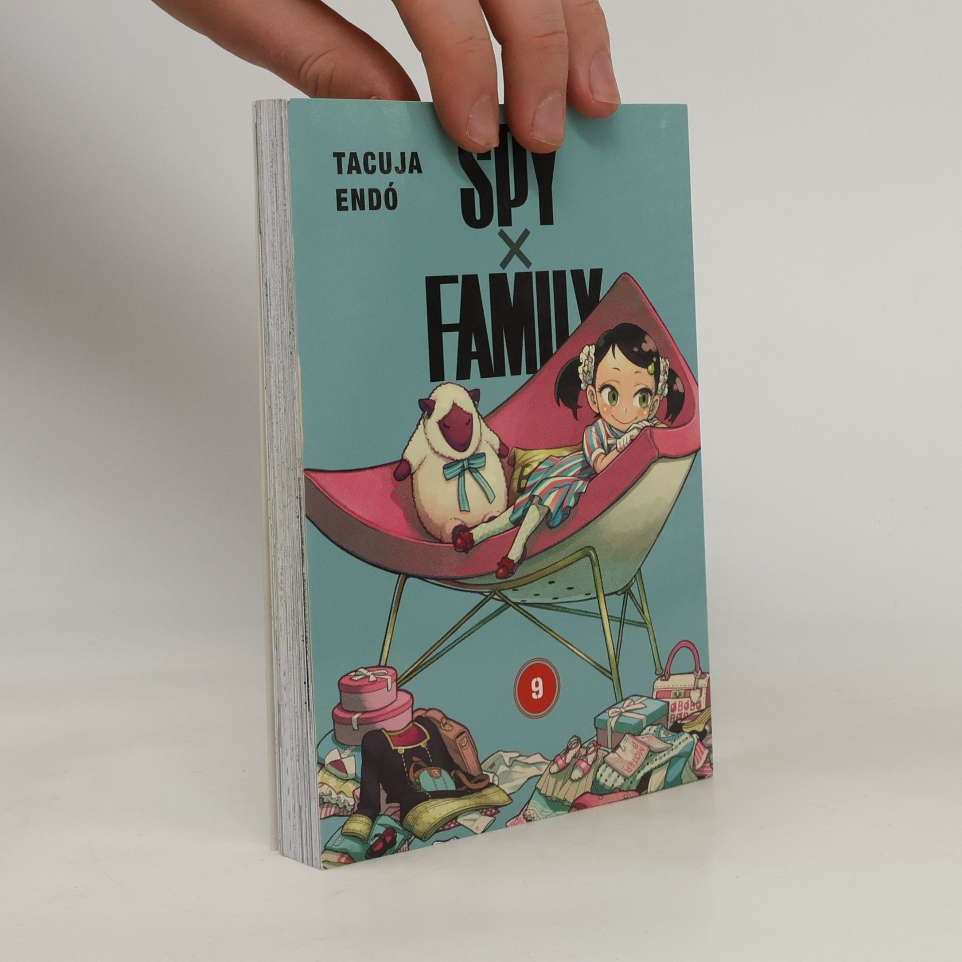 Tacuja Endó Spy x Family. 9