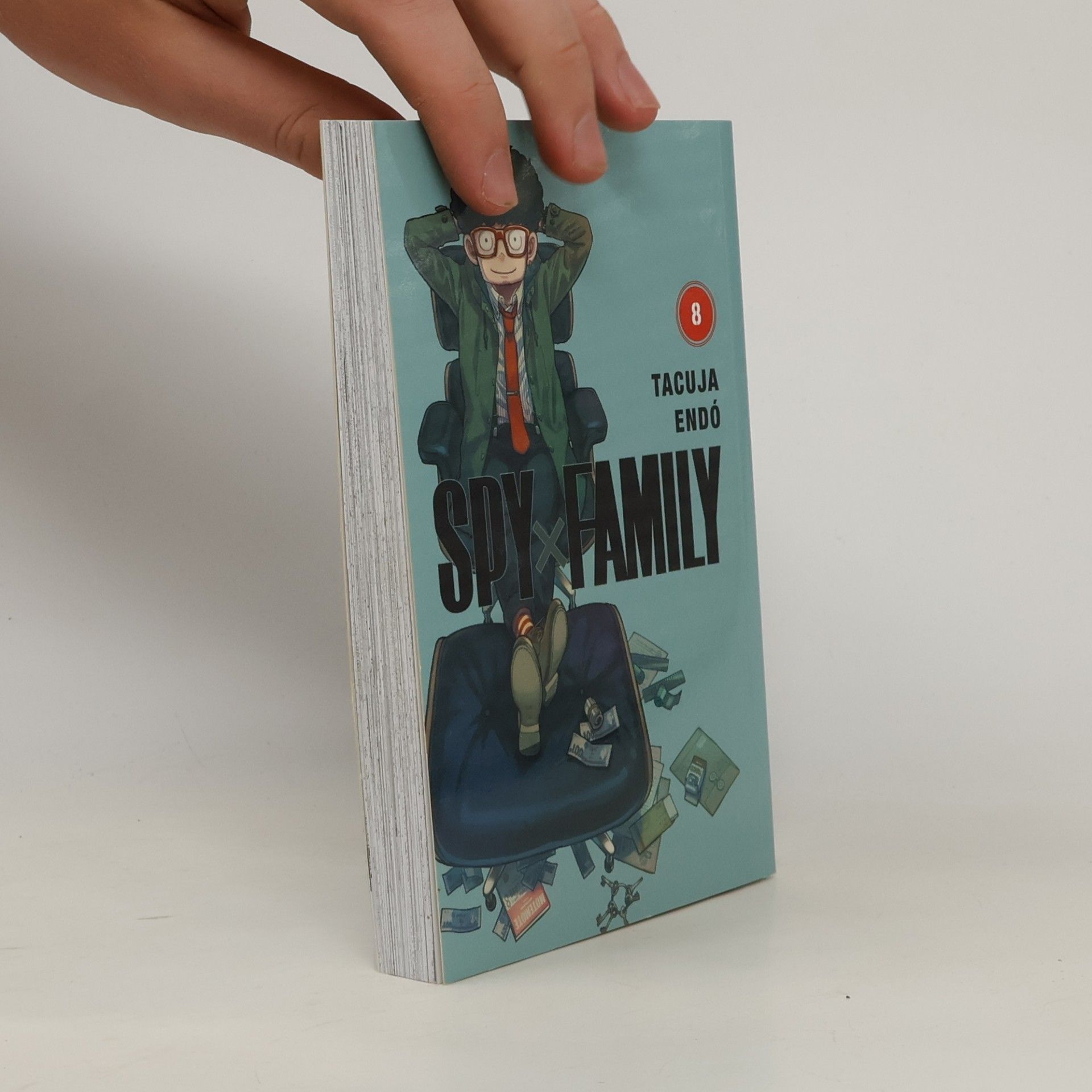 Tacuja Endó Spy x Family. 8