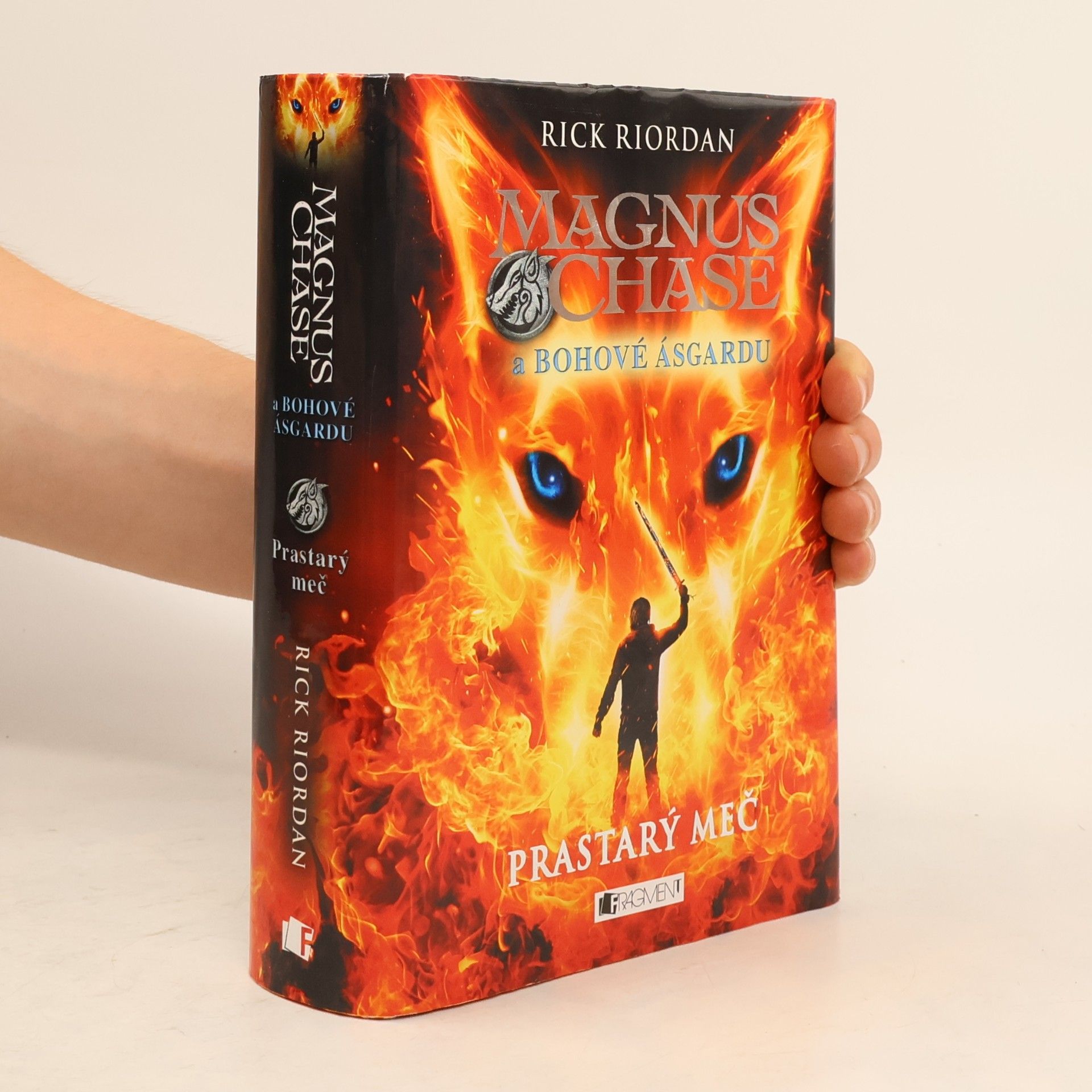 Rick Riordan Magnus Chase a bohové Ásgardu. Prastarý meč