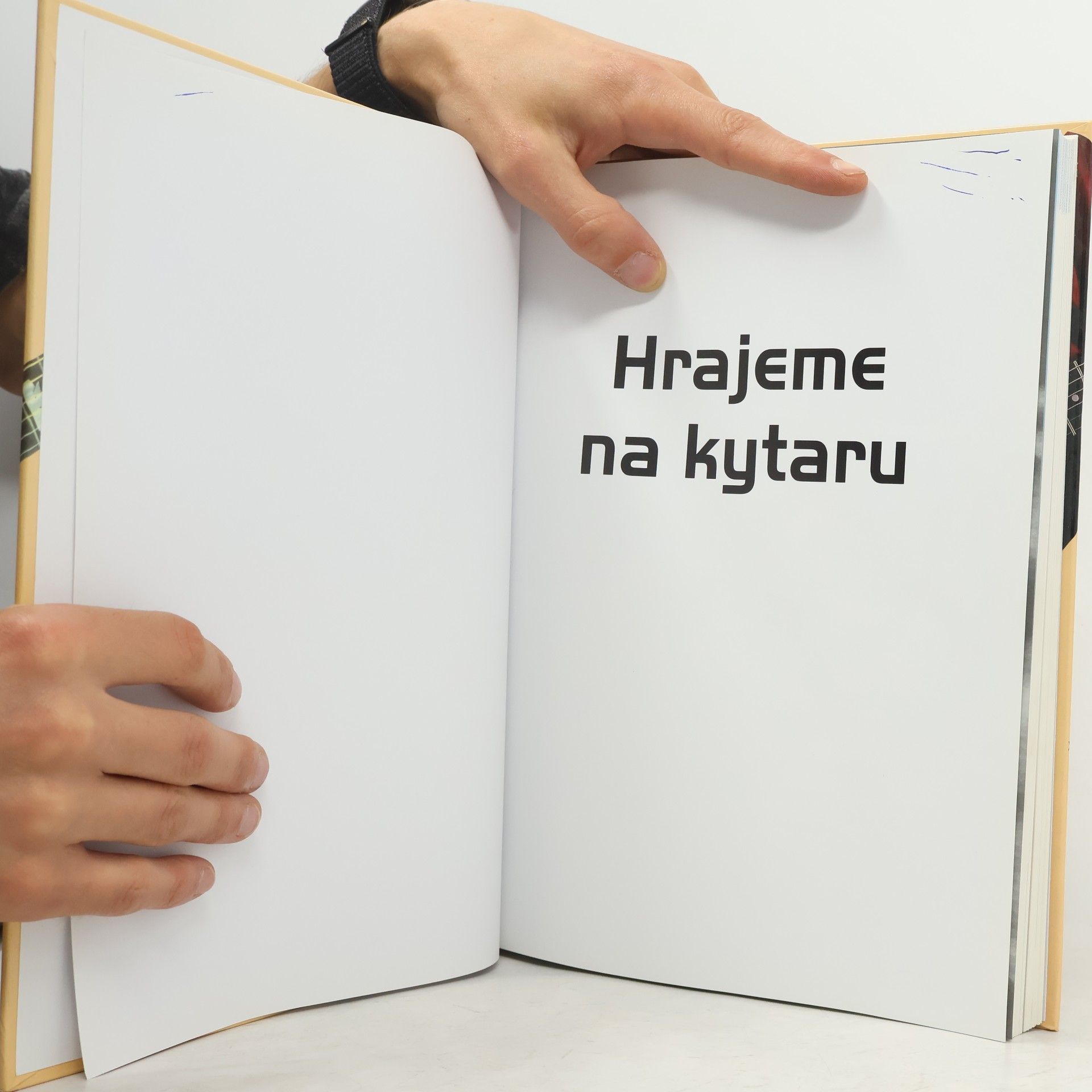 Pavel Dan Hrajeme na kytaru
