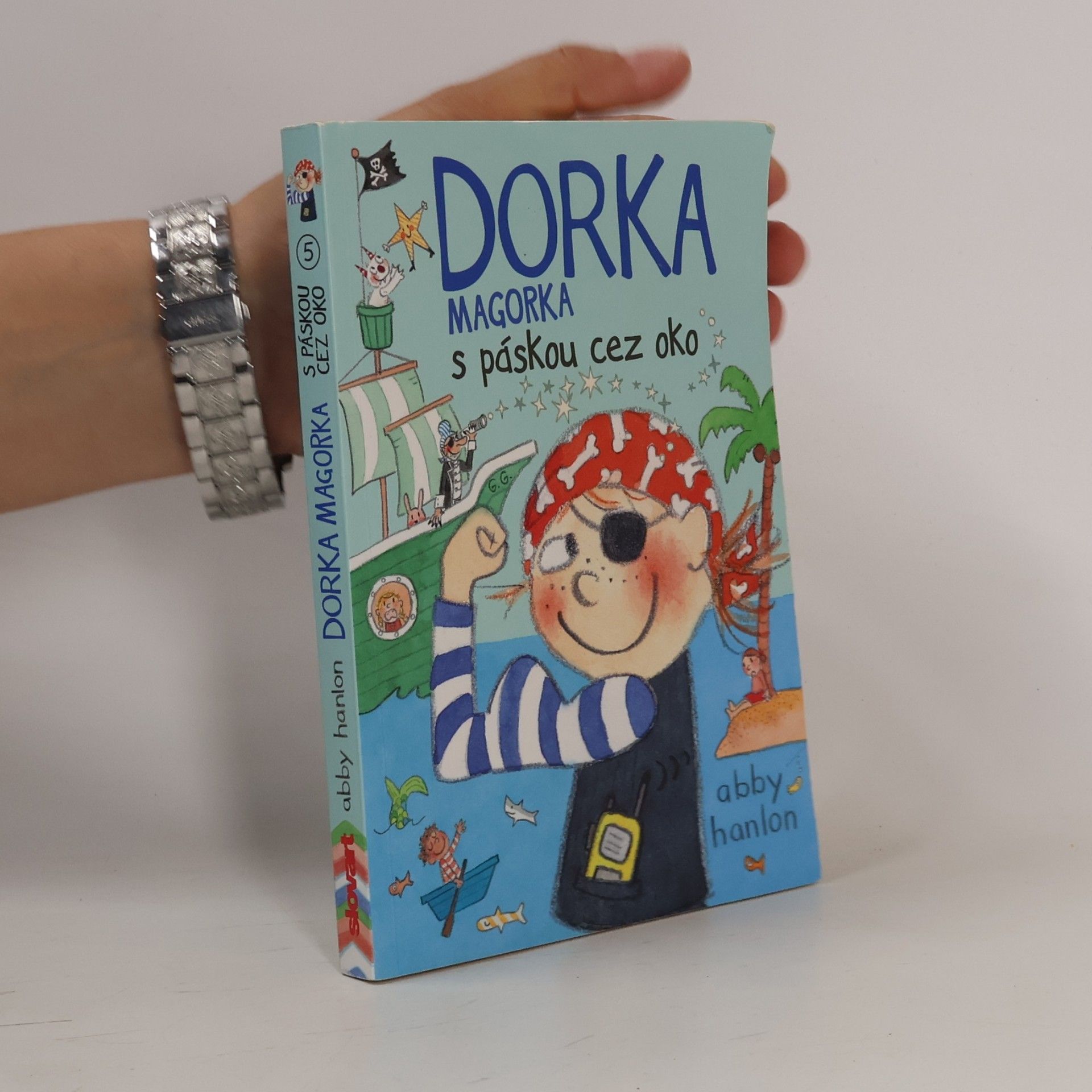 Dorka magorka s páskou cez oko