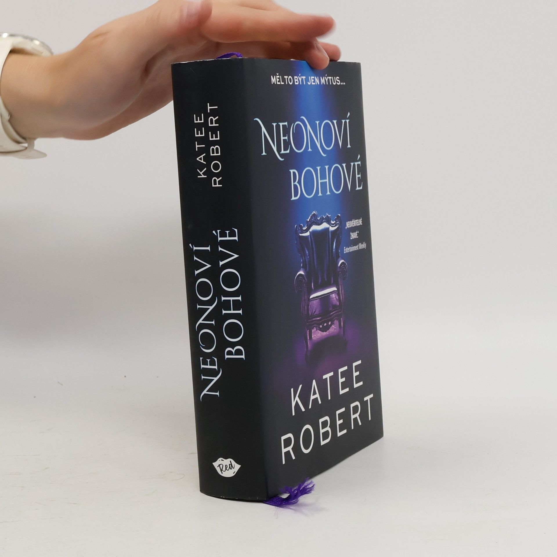 Katee Robert Neonoví bohové