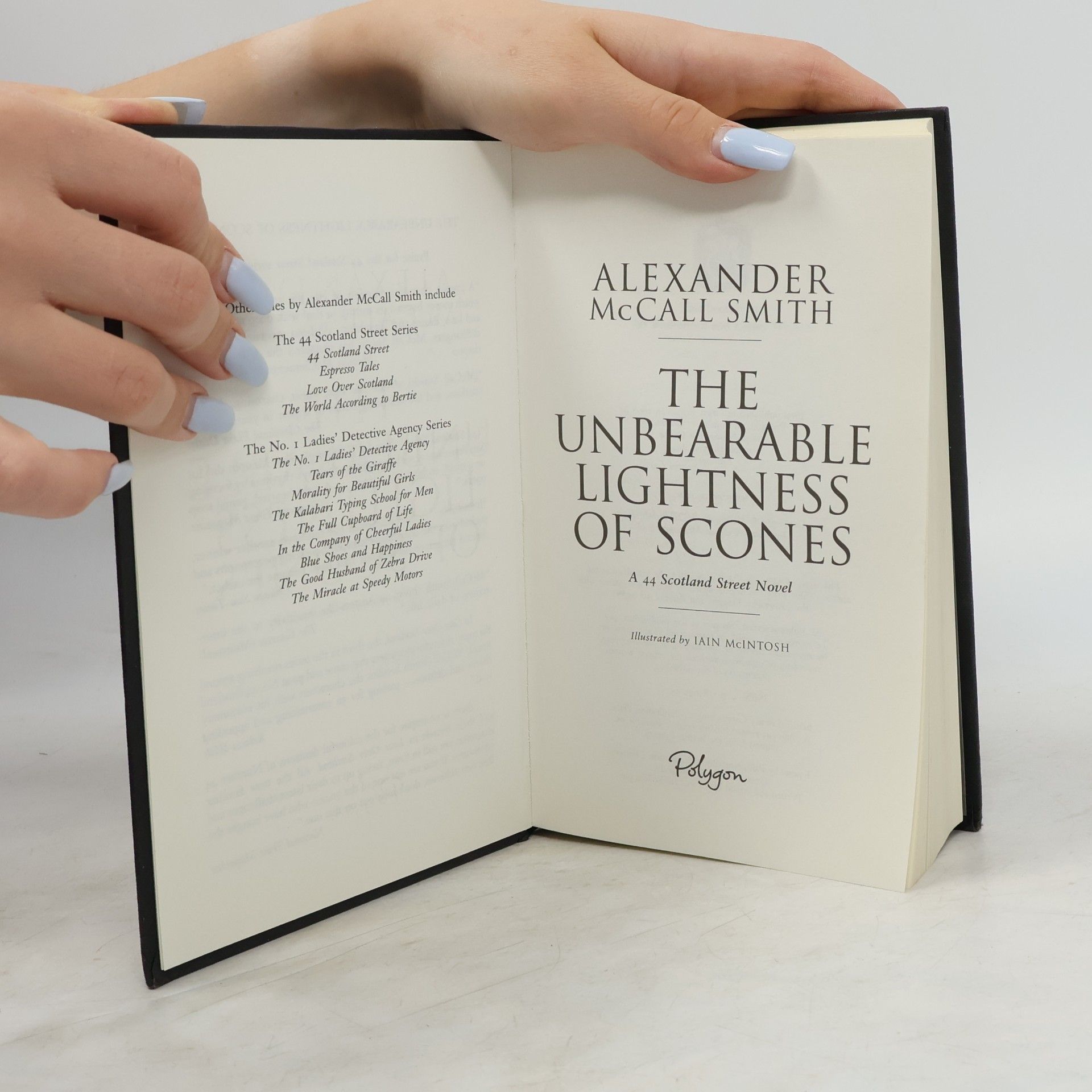 Alexander McCall Smith The Unbearable Lightness of Scones