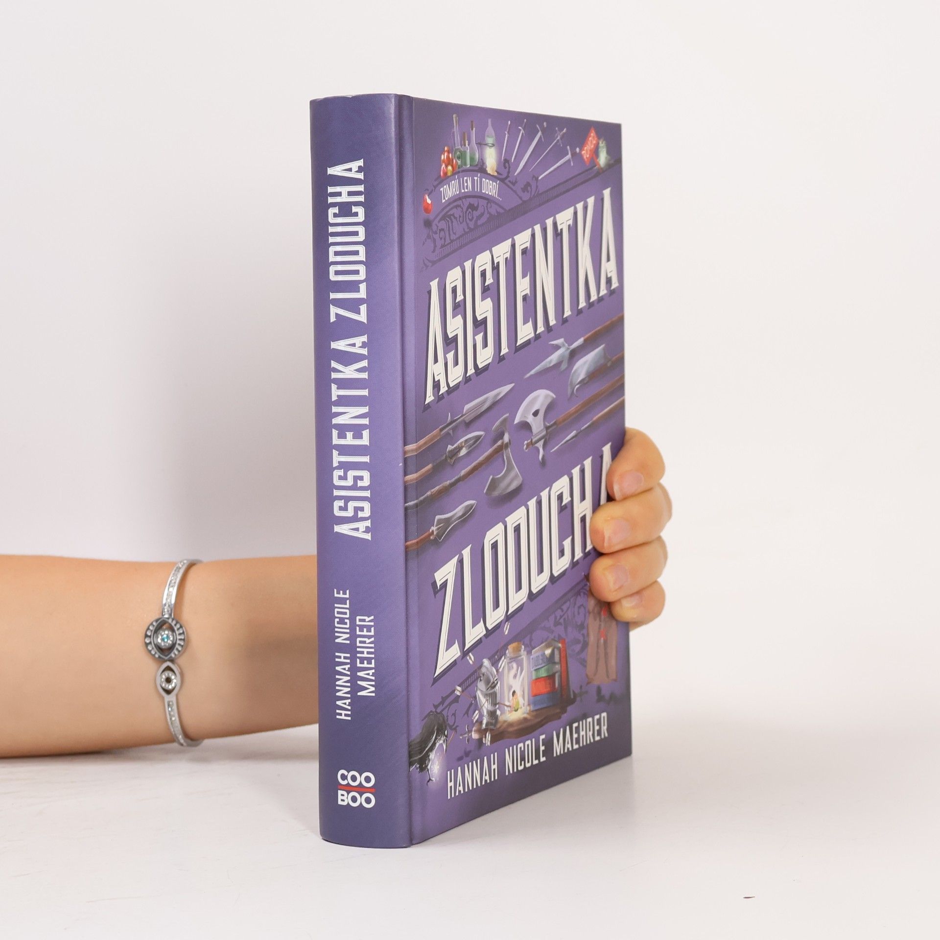 Hannah Nicole Maehrer Asistentka Zloducha