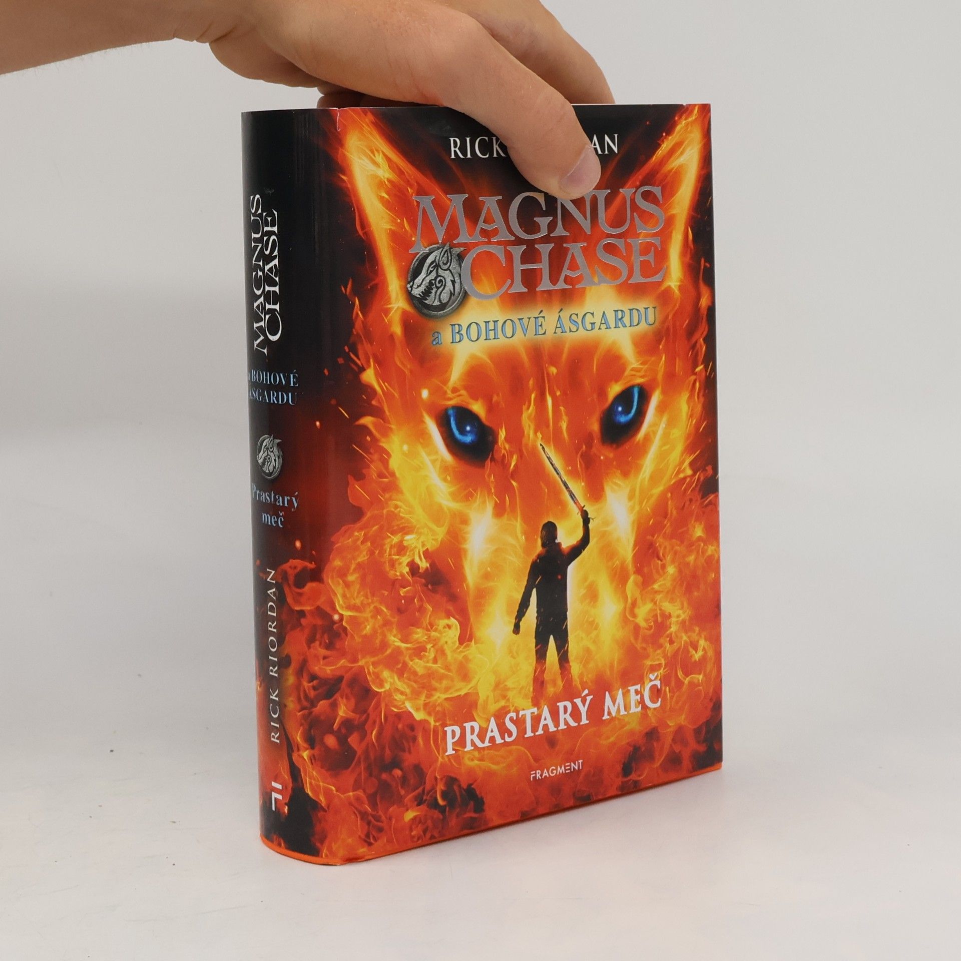 Rick Riordan Magnus Chase a bohové Ásgardu. Prastarý meč