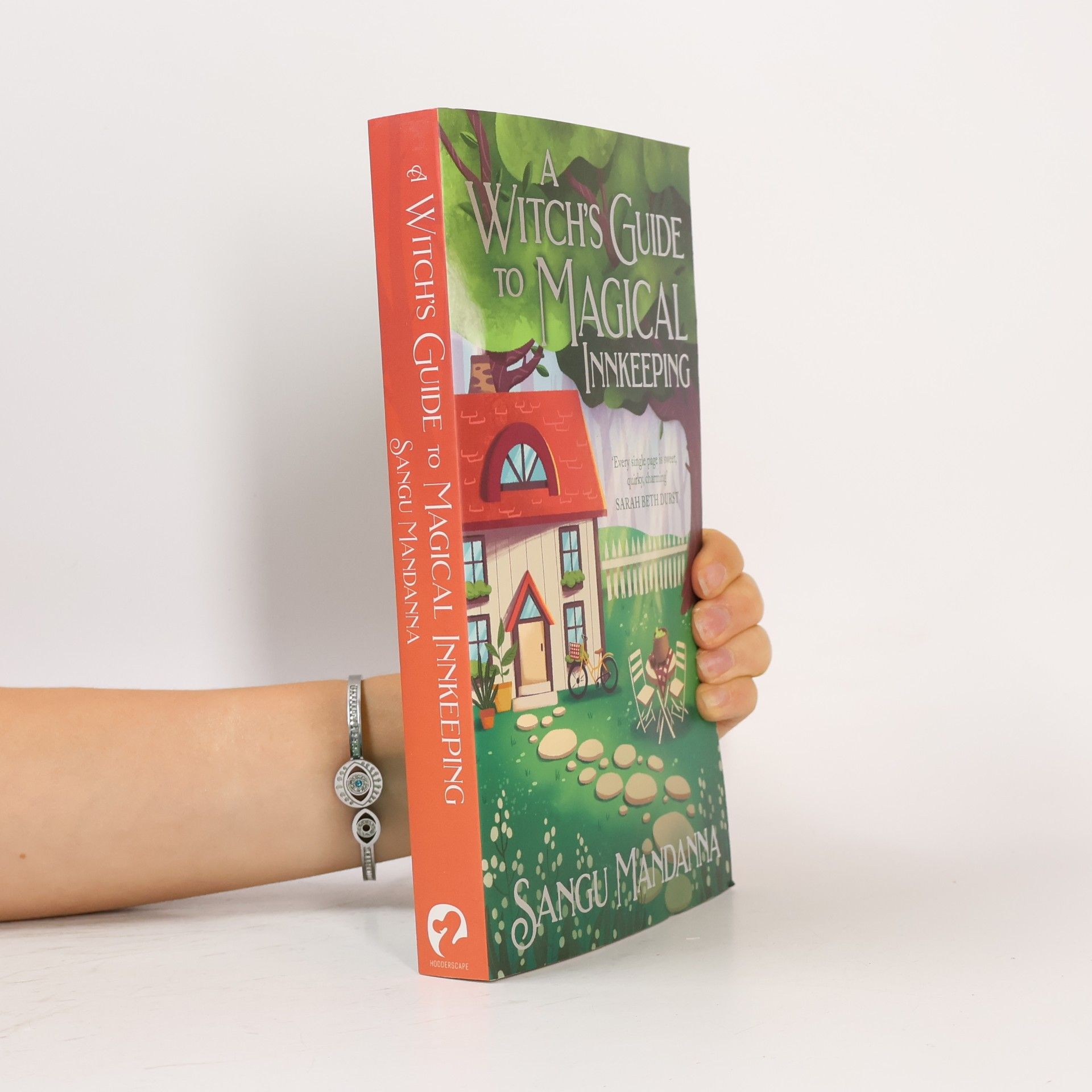 Sangu Mandanna A Witch's Guide to Magical Innkeeping