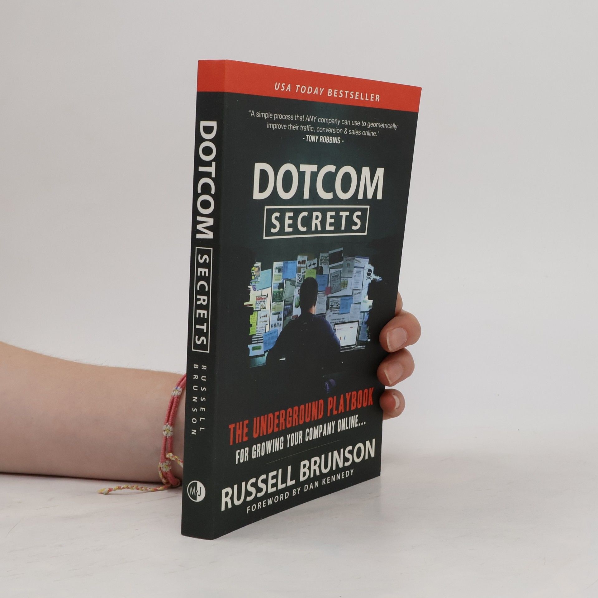 Russell Brunson Dotcom secrets. The underground playbook for growing your company online