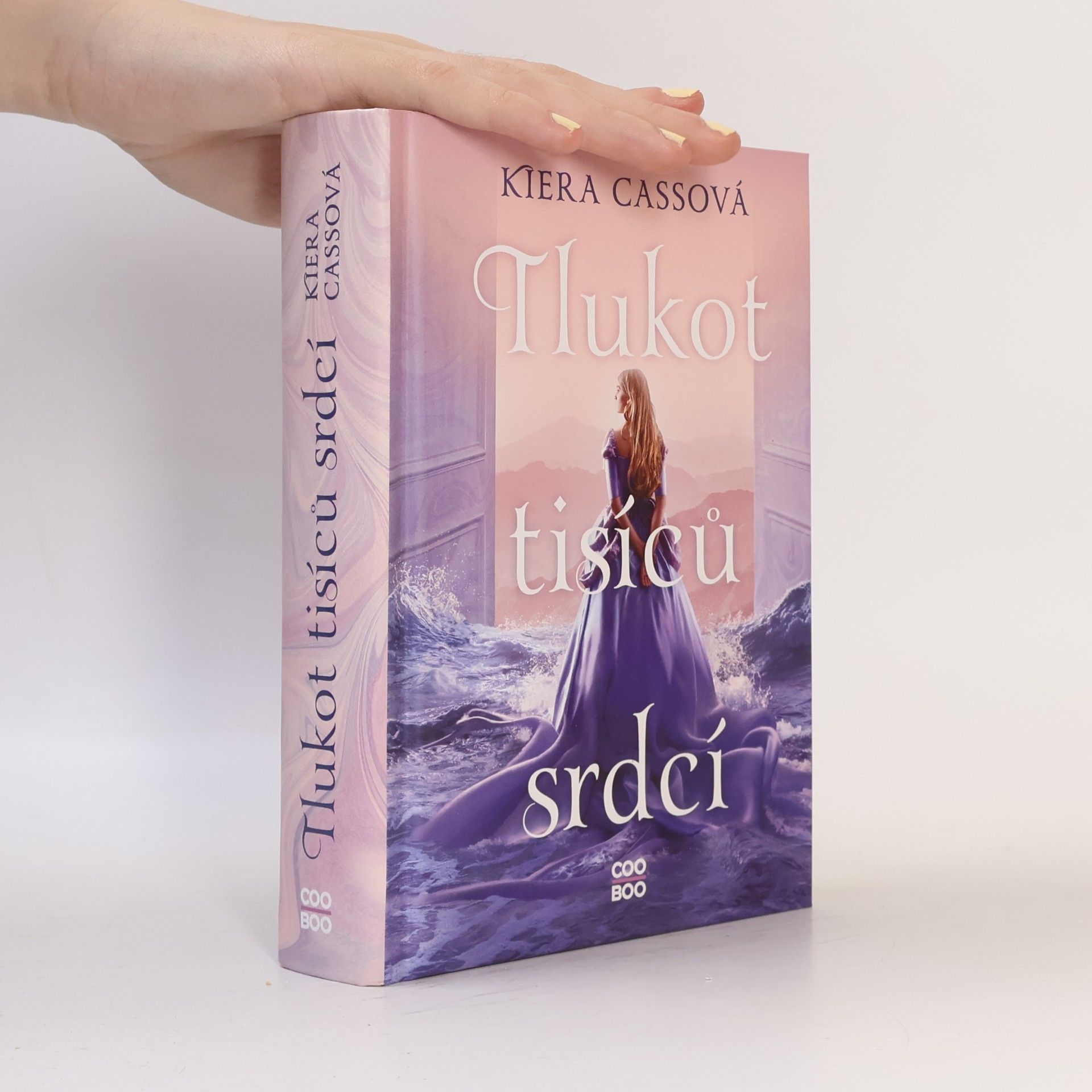 Kiera Cass Tlukot tisíců srdcí