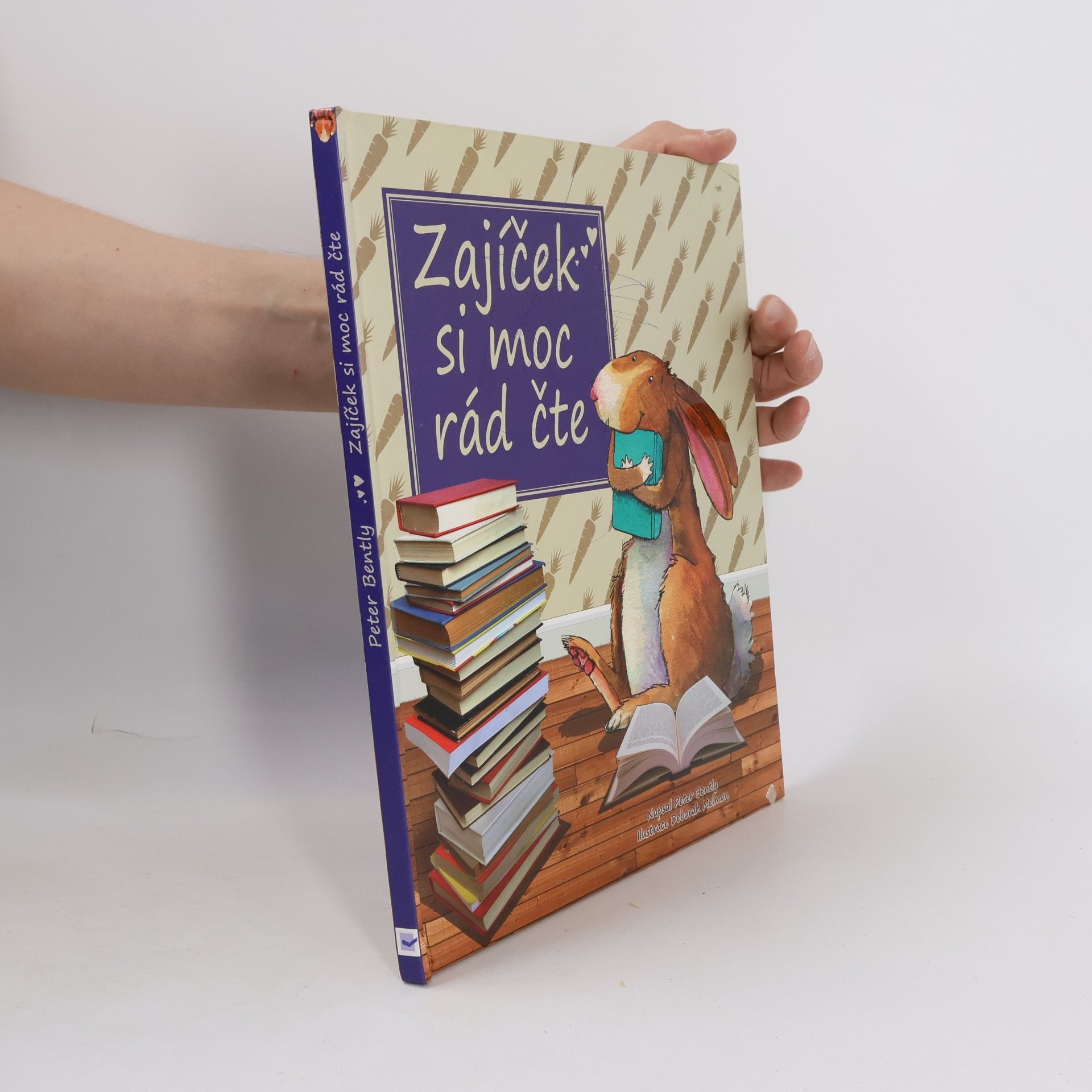 Peter Bently Zajíček si moc rád čte