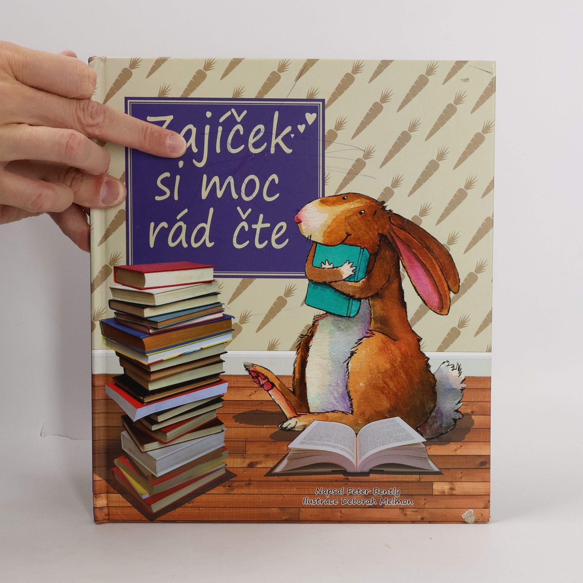 Peter Bently Zajíček si moc rád čte