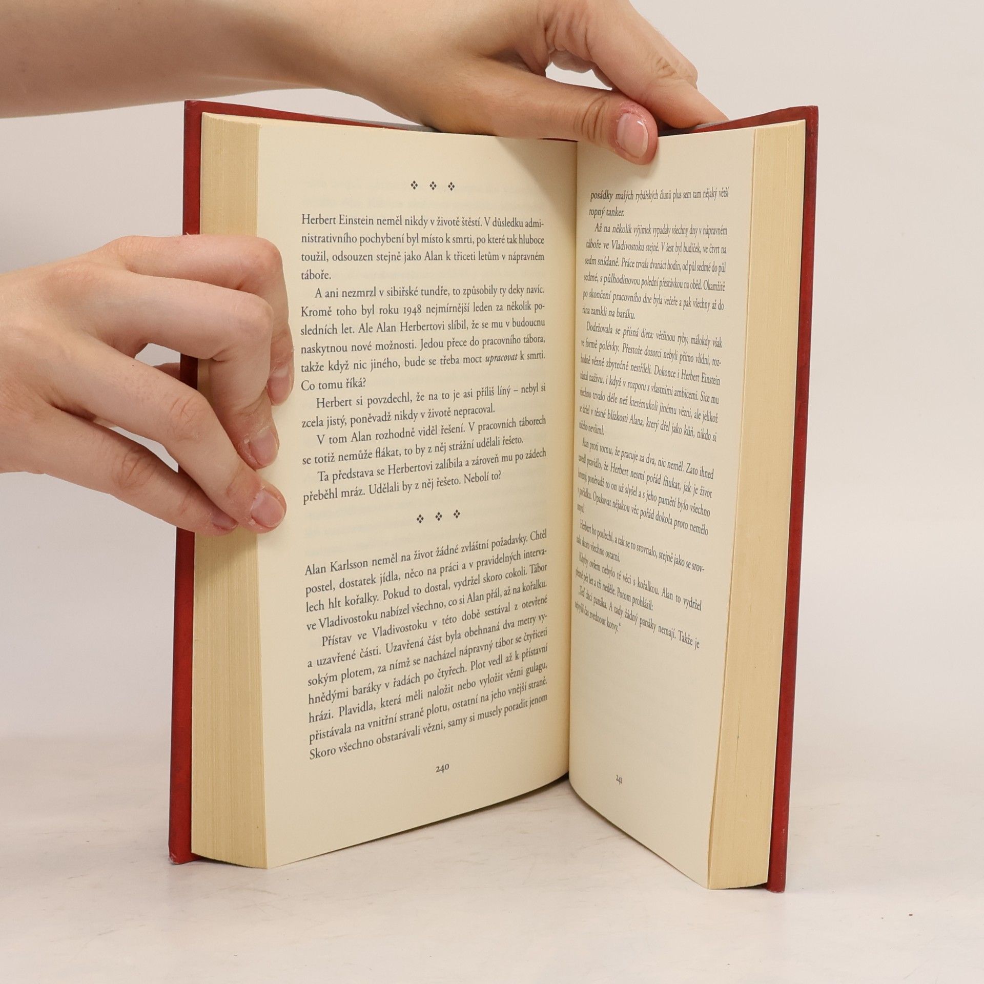 Jonas Jonasson Stoletý stařík, který vylezl z okna a zmizel