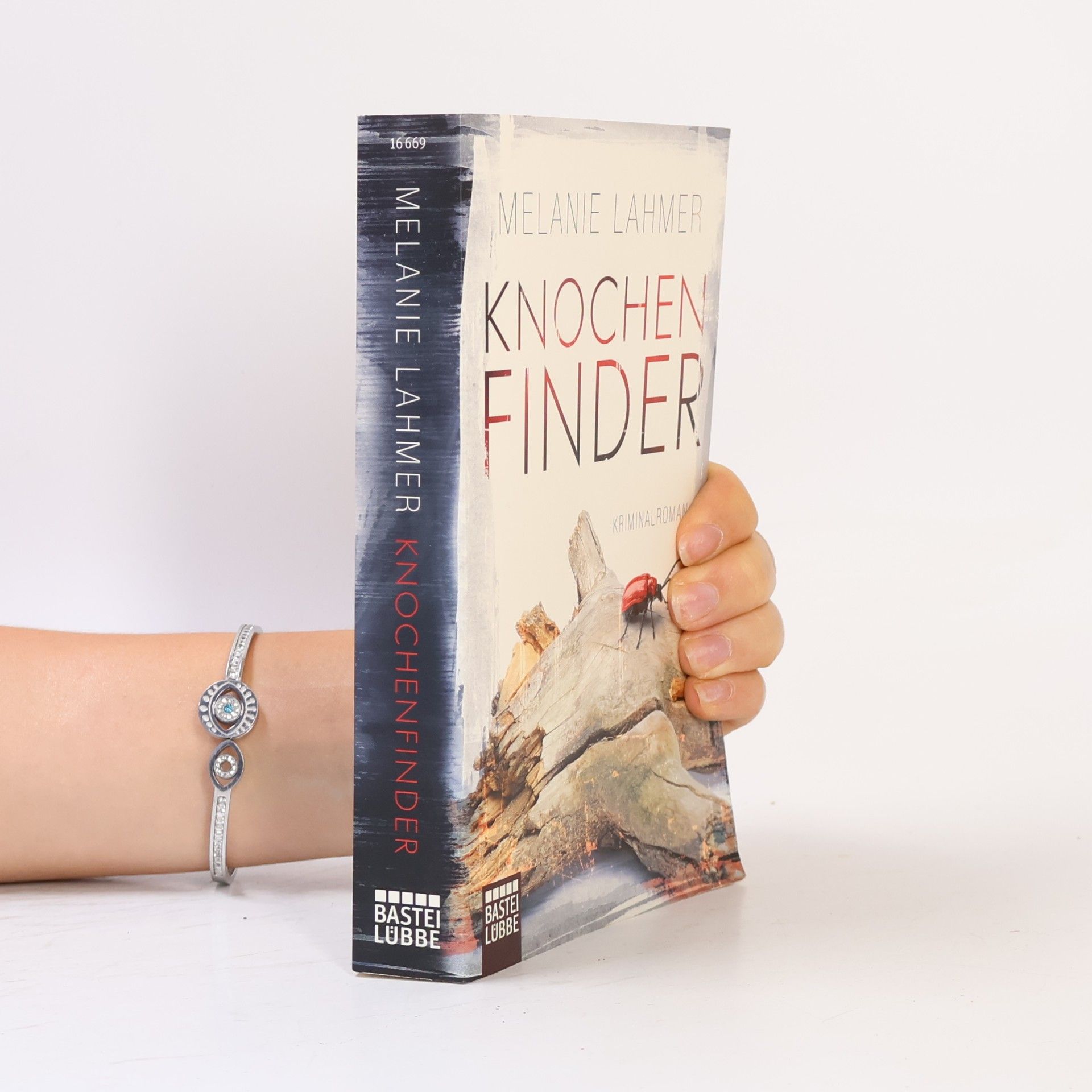 Melanie Lahmer Knochenfinder