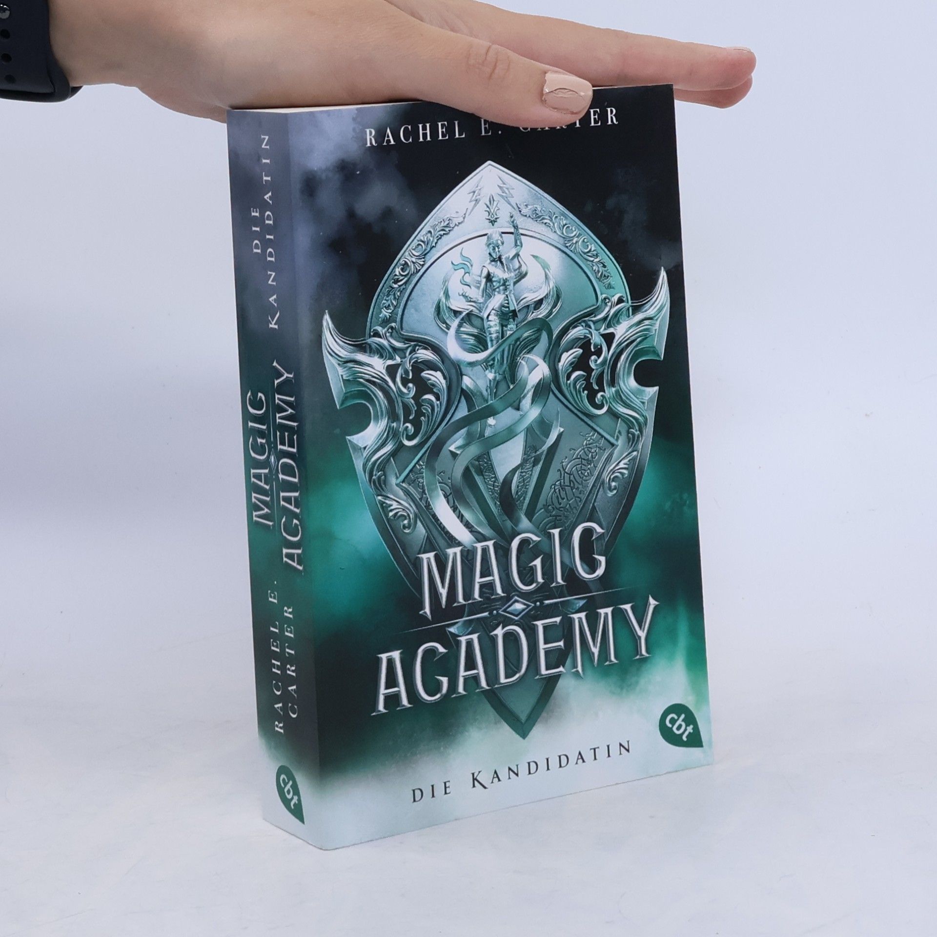 Rachel E. Carter Magic Academy – Die Kandidatin. Band 3 der erfolgreichen Dark-Academia-Romantasy-Serie im neuen Look