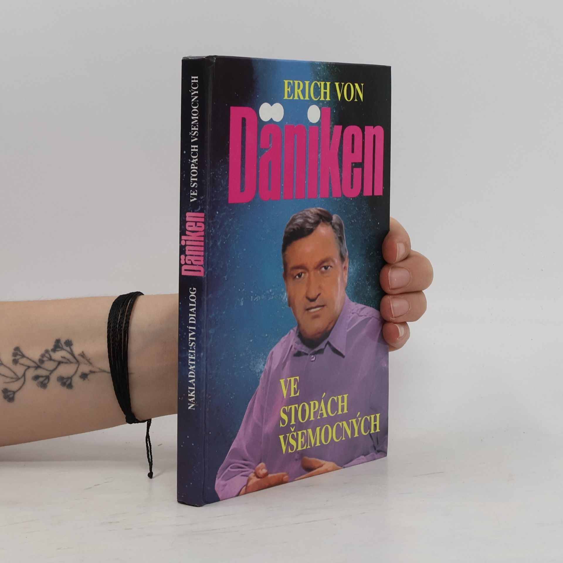 Erich von Däniken Ve stopách všemocných