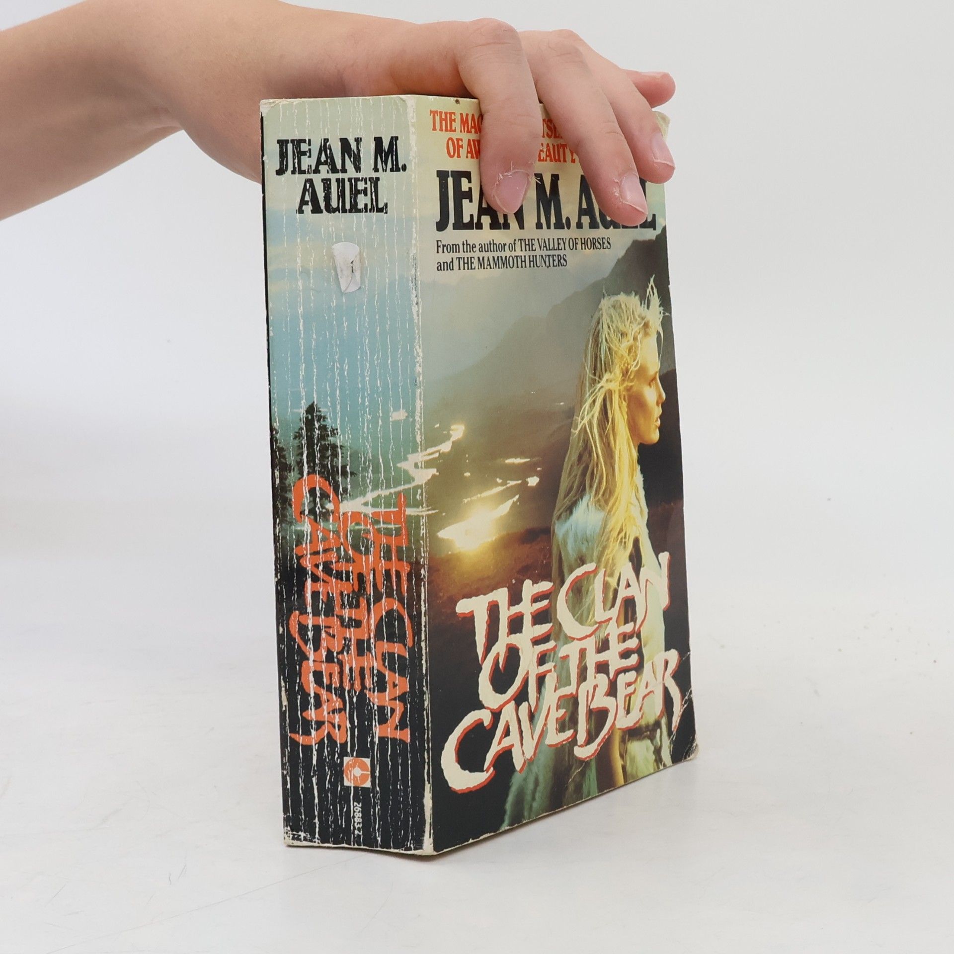 Jean M. Auelová The Clan of the Cave Bear