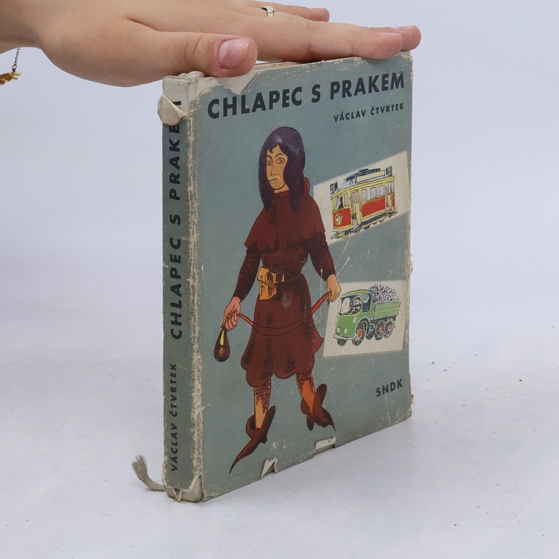 Chlapec s prakem