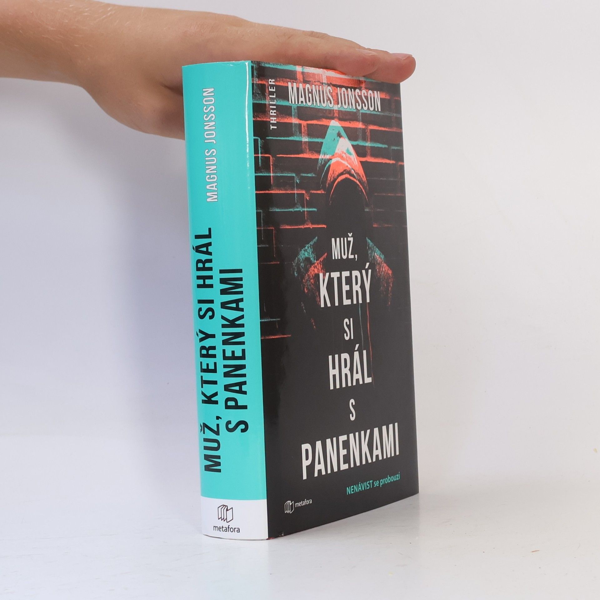 Magnus Jonsson Muž, který si hrál s panenkami