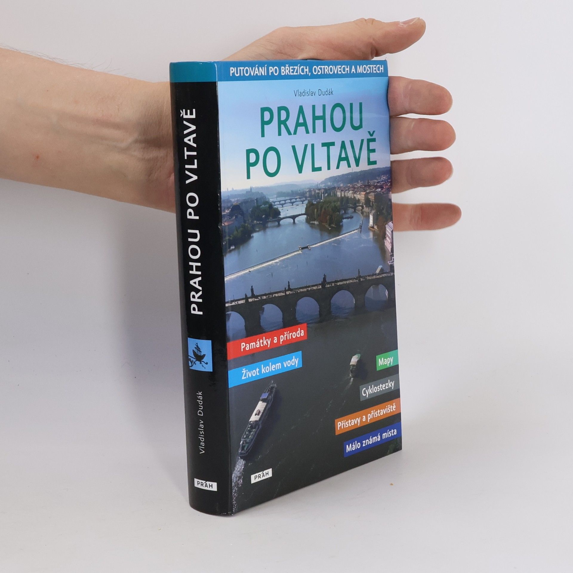 Prahou po Vltavě