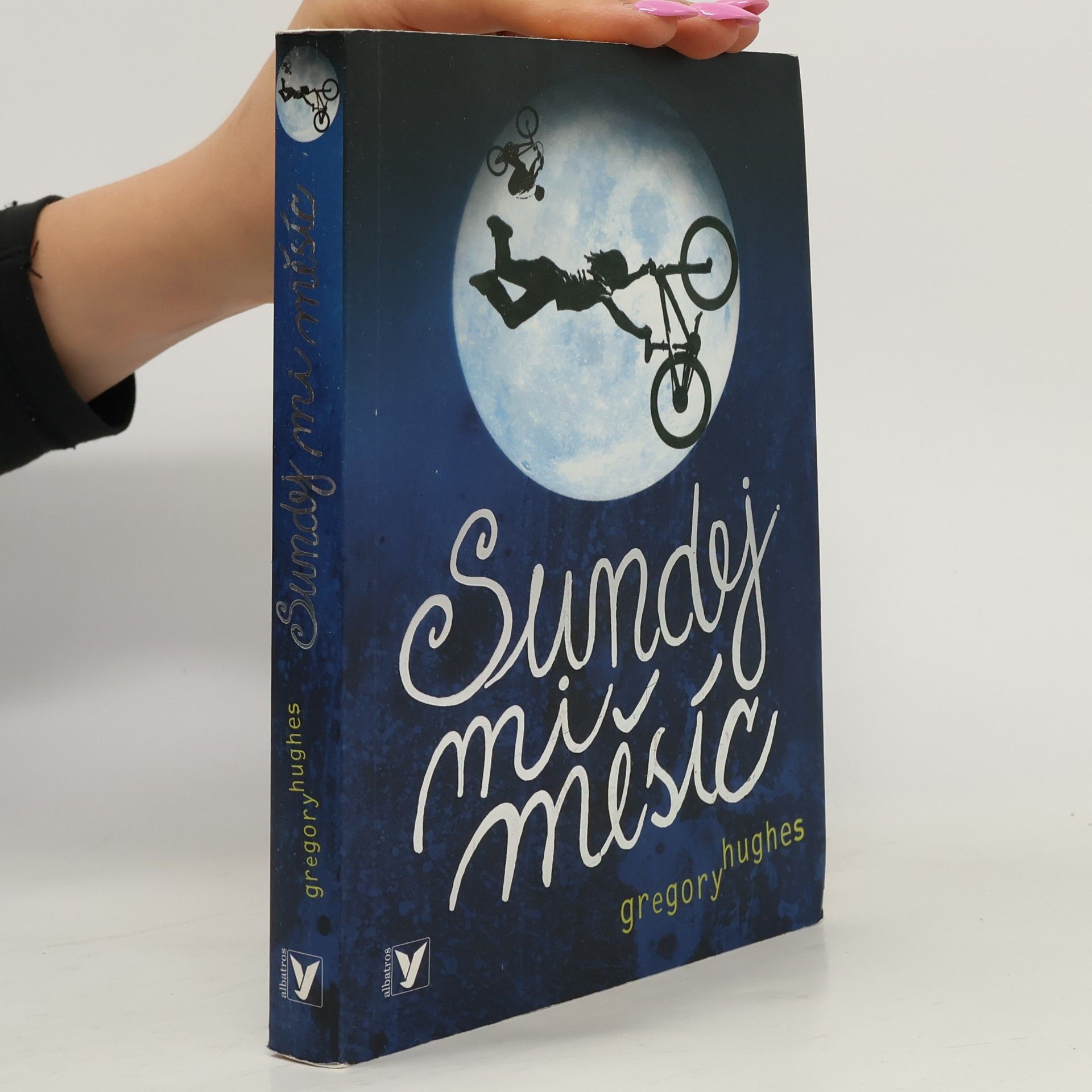 Gregory Hughes Sundej mi Měsíc