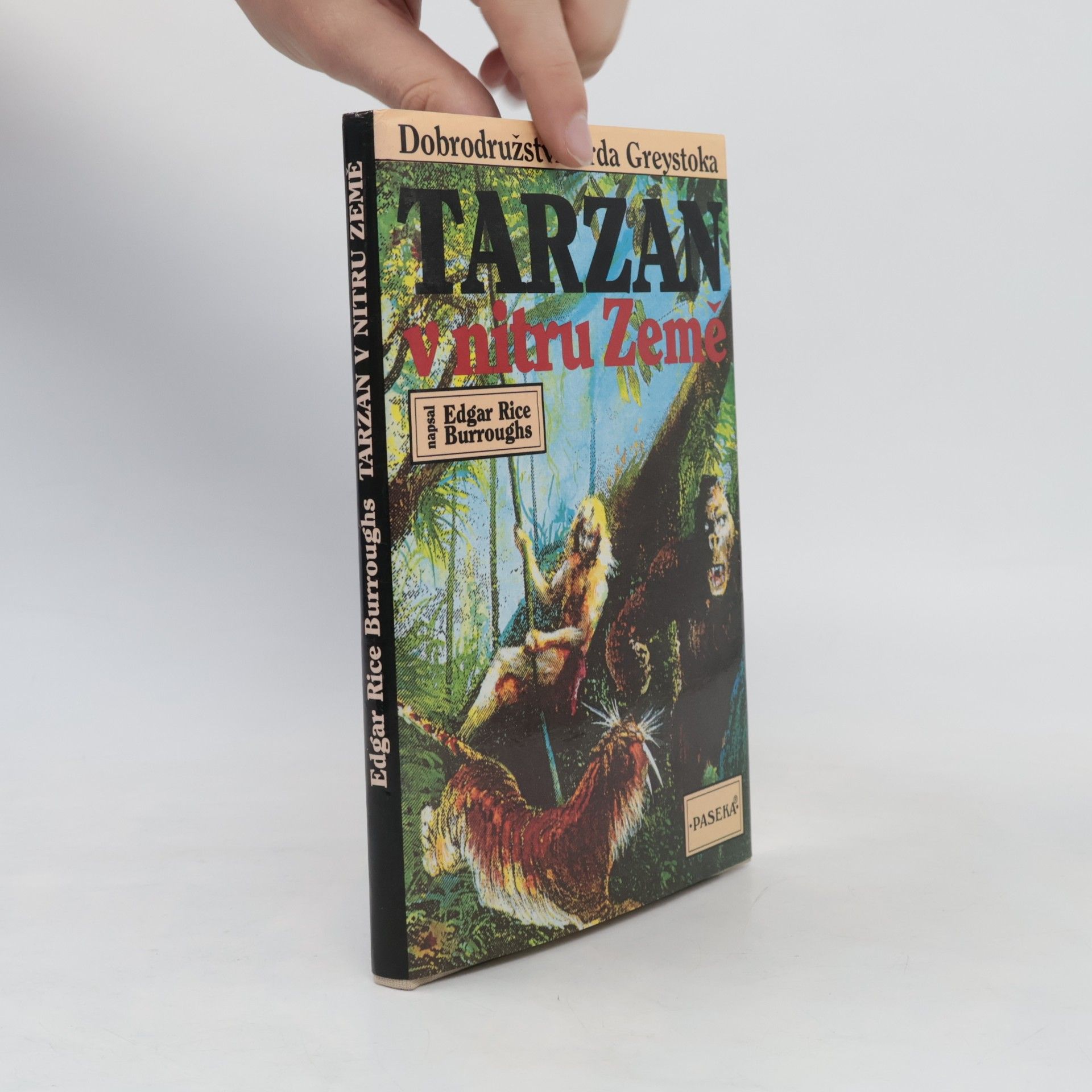 Edgar Burroughs Tarzan v nitru země