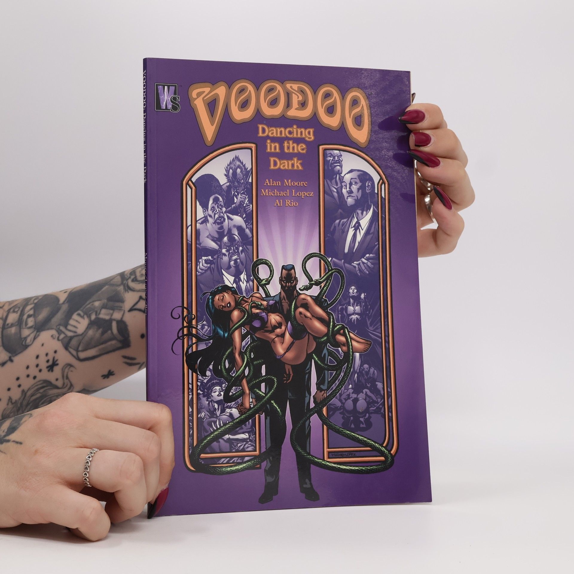 Alan Moore Voodoo, Dancing in the Dark