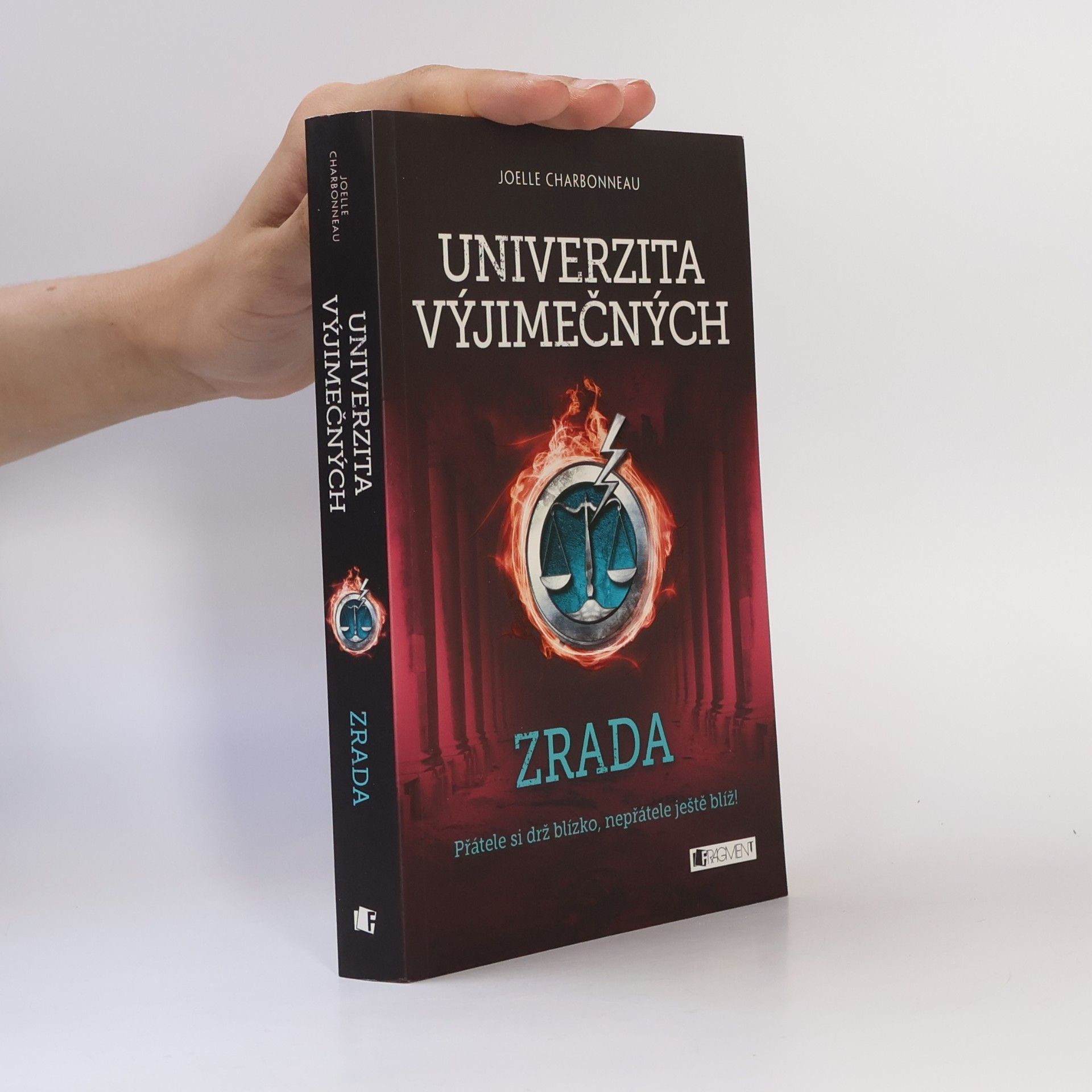 Joelle Charbonneau Univerzita výjimečných. Zrada