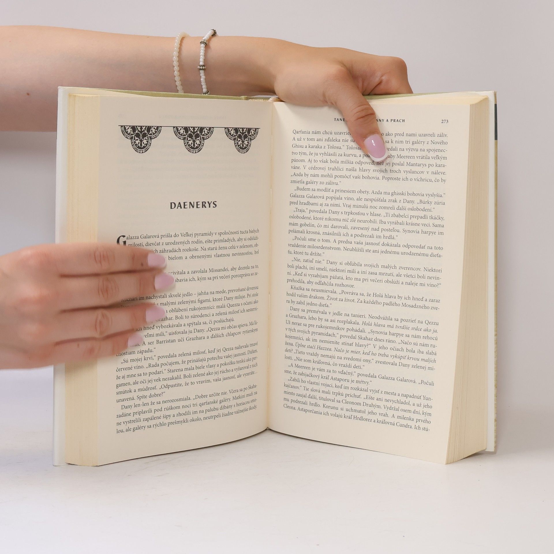 George R. R. Martin Tanec s drakmi 1: Sny a prach